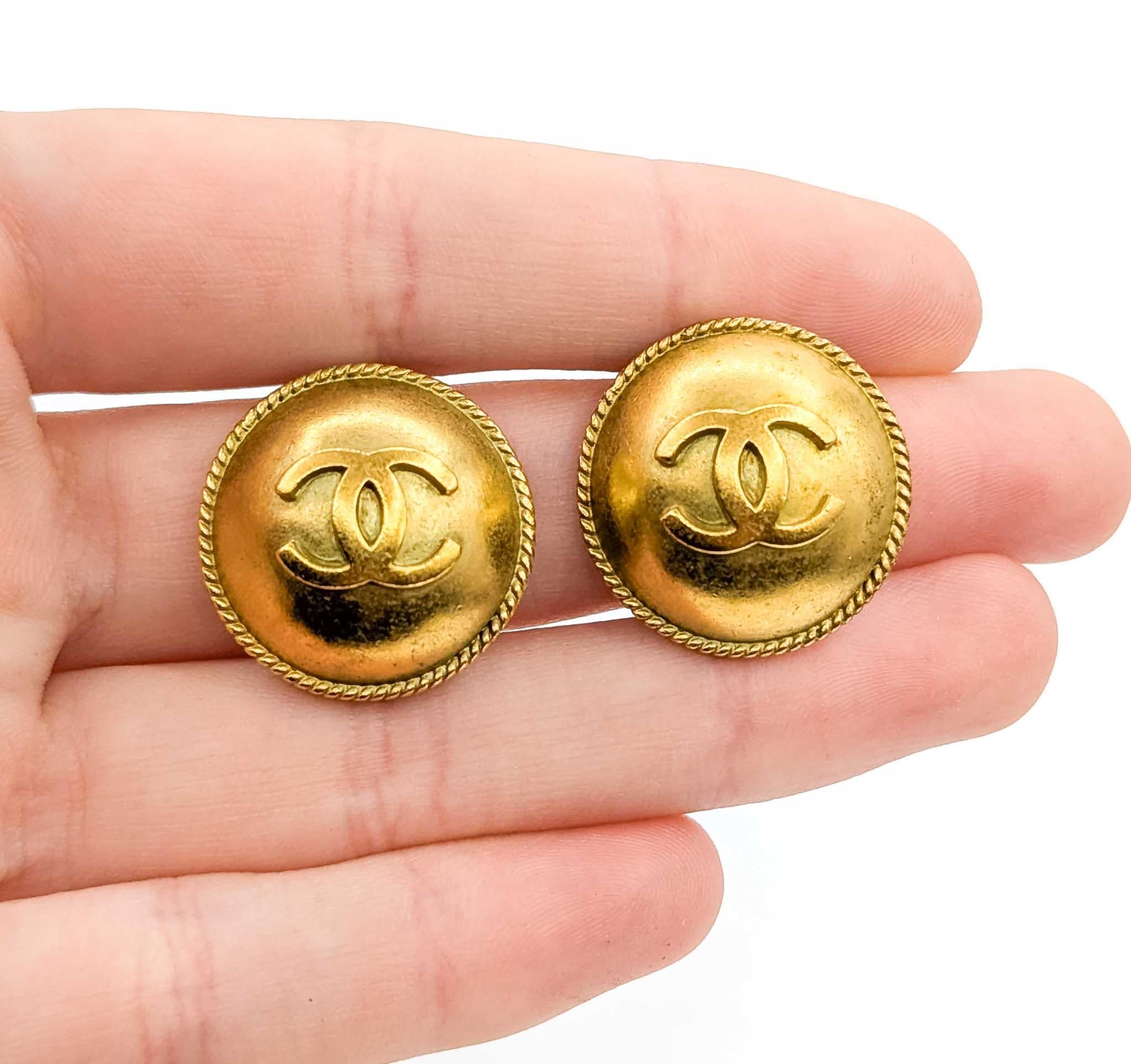 Moderne Coco Mark Round CC Button Earrings en vente