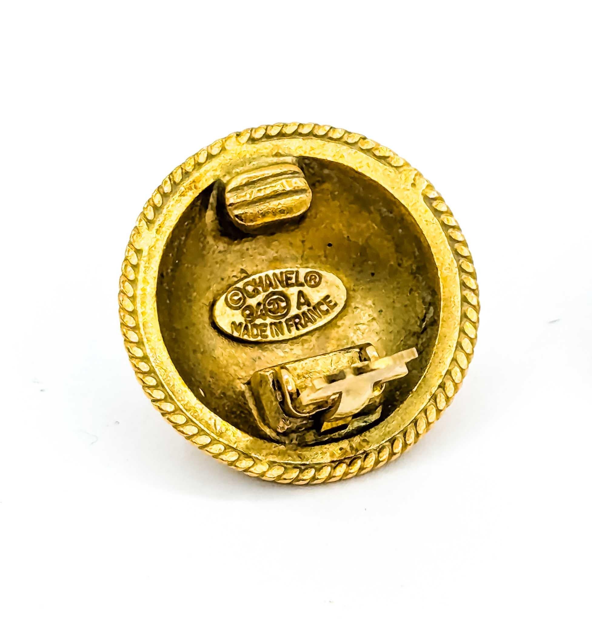 Coco Mark Round CC Button Earrings Pour femmes en vente