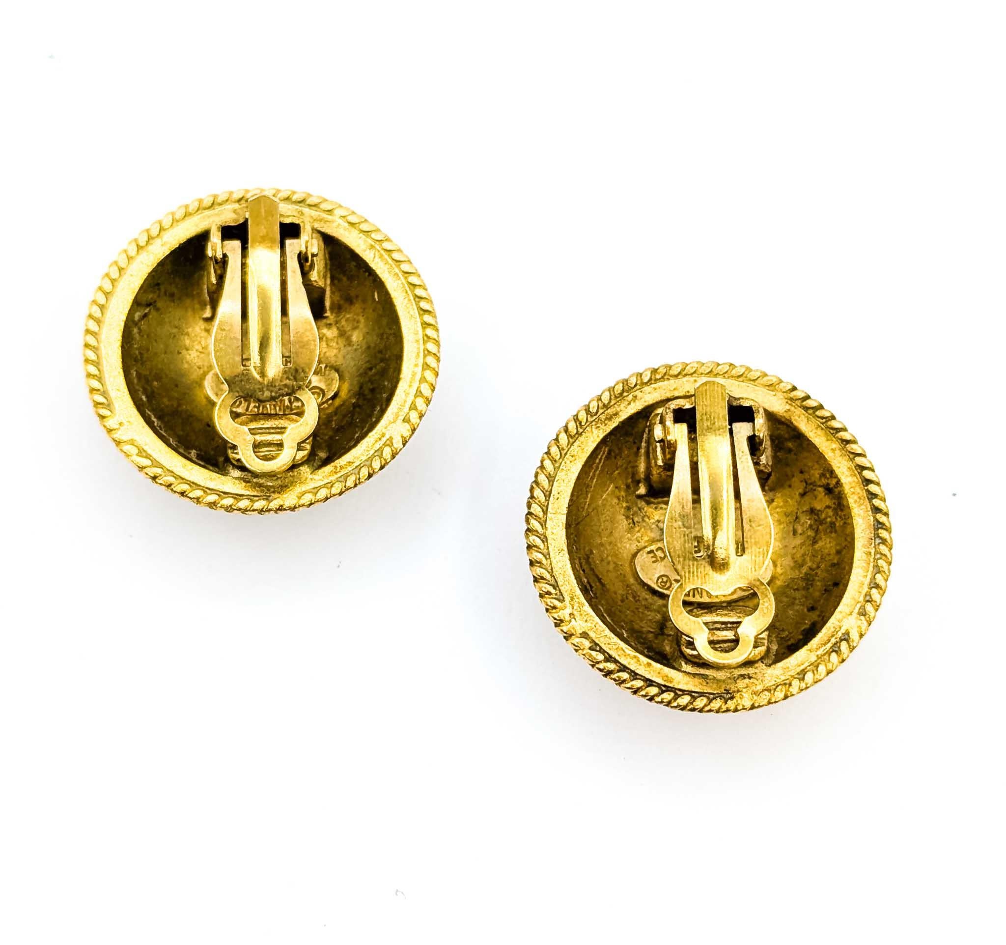 Coco Mark Round CC Button Earrings en vente 1