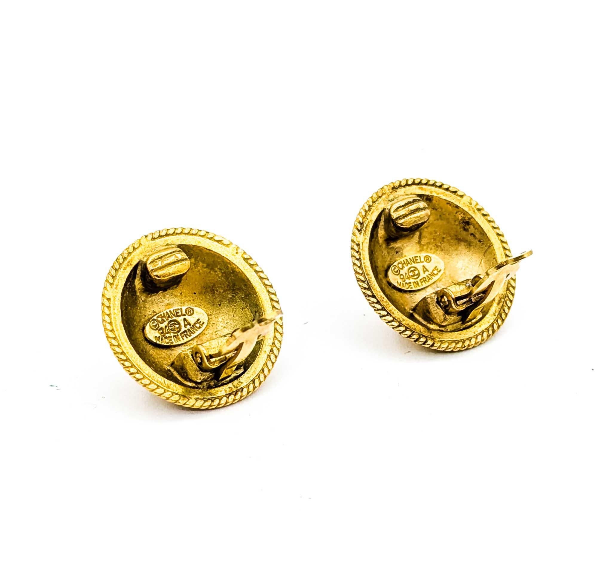 Coco Mark Round CC Button Earrings en vente 2