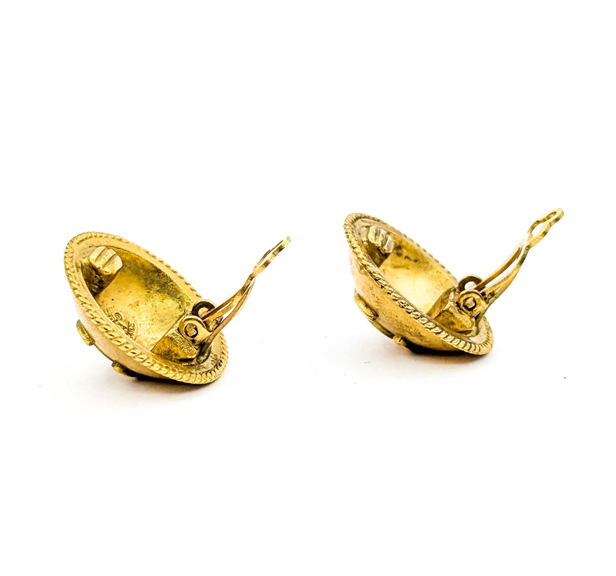 Coco Mark Round CC Button Earrings en vente 3