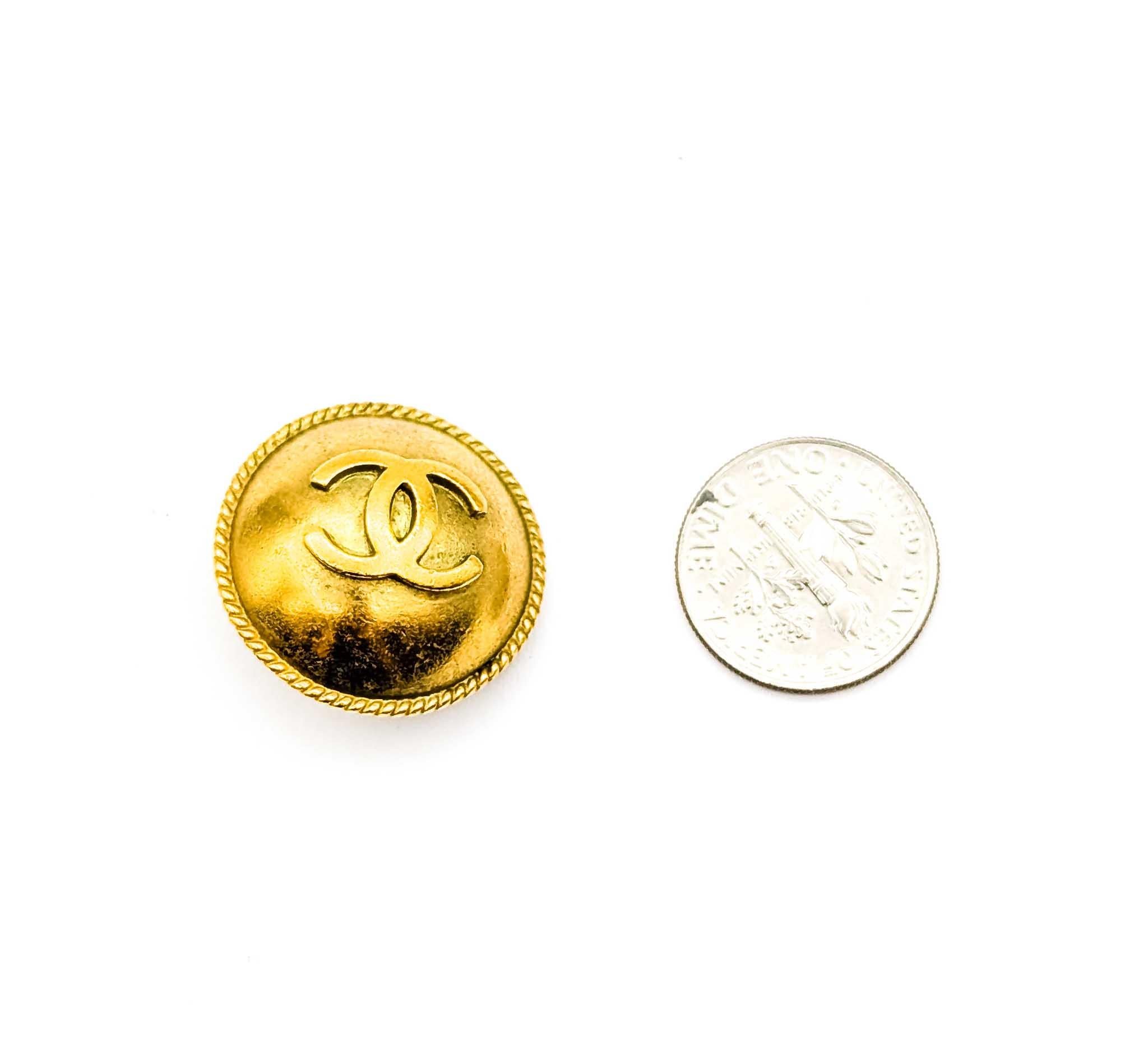 Coco Mark Round CC Button Earrings en vente 4