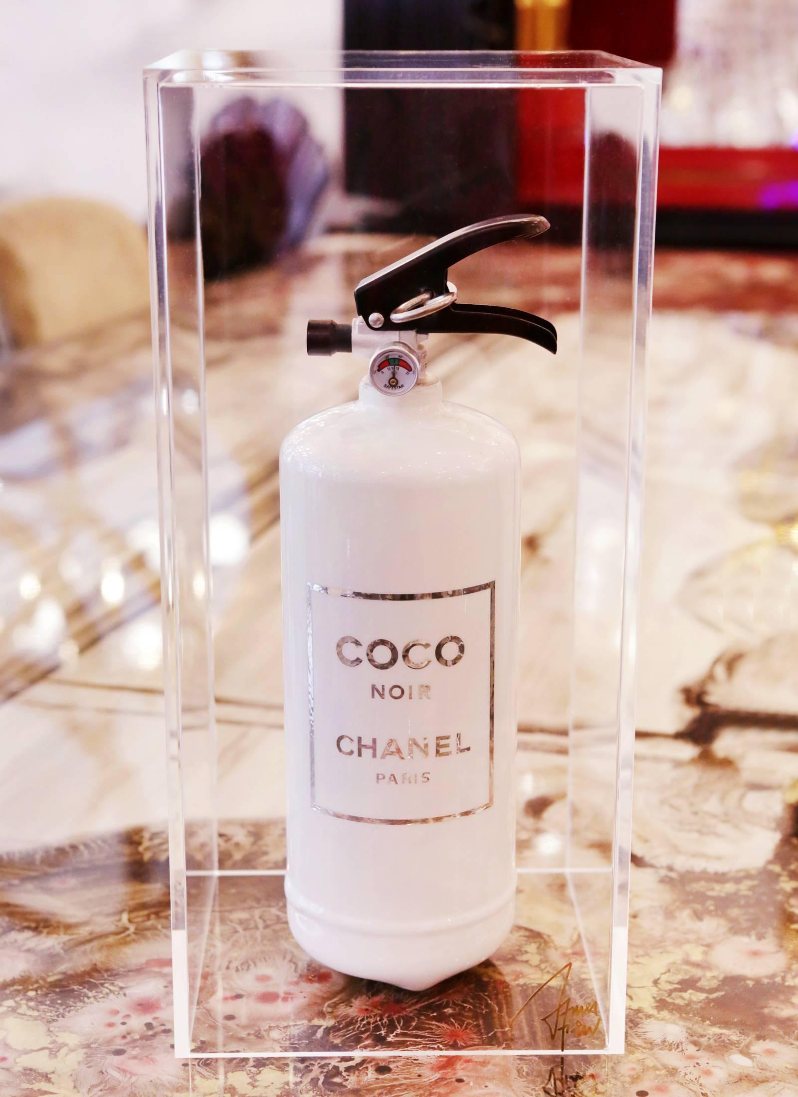 Extinguisher coco noir Chanel
Limited edition of 16 pieces. Exceptional pieces.
Under plexiglass box.
Measures: Box: L 20 x D 20 x H 42.5cm.
Extinguisher: L 10.5 x D 10. 5 x H 35.5cm.