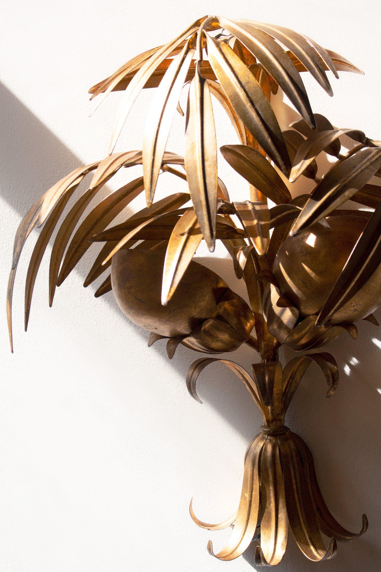 Absolutely stunning gilt 'coconut' sconce by Hans Kögl. Made during the 1960's in Italy and sold in Europe by the Kogl company. In great condition, some sign of age on the metal and gilt consistent with the age. A very large and impressive lamp,