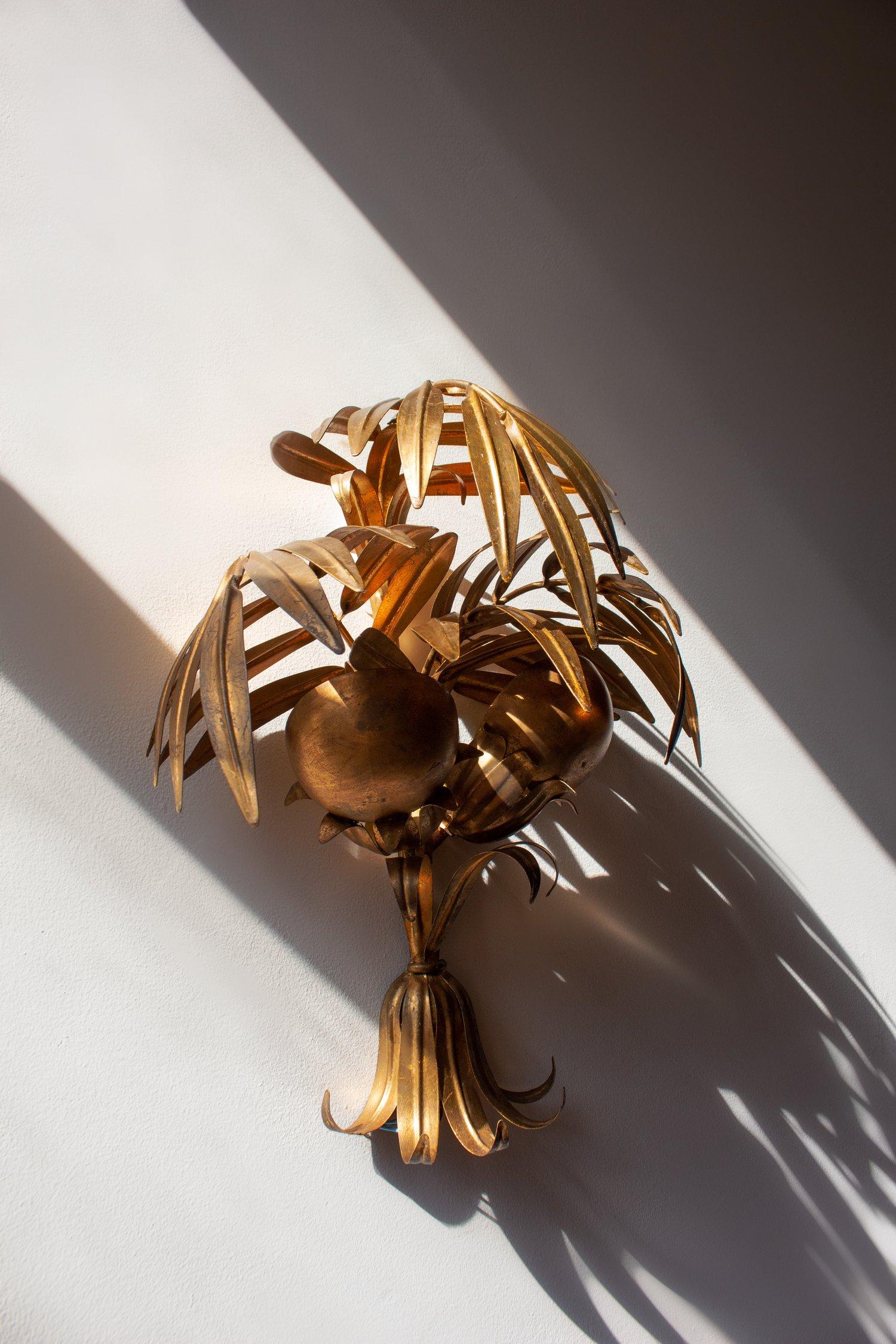 20ième siècle Impressionnante applique dorée en forme de noix de coco de Hans Kögl. en vente