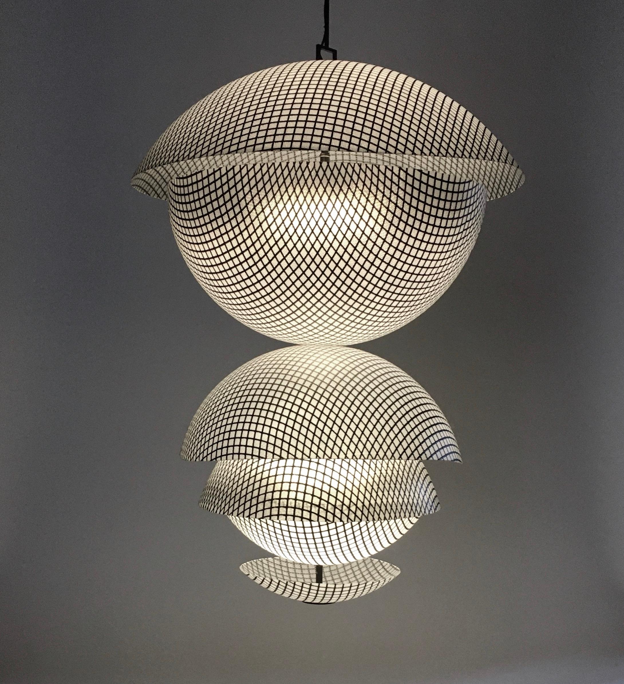 Lampada a sospensione Coco Résille di Coralie Beauchamp
Dimensioni: L 69 x P 69 x H 67 cm, 
Materiali: Fibra di vetro con una tessitura in carbonio, resina epossidica anti-uv.

Coralie Beauchamp è nata ad Allier e si è diplomata nel 1992