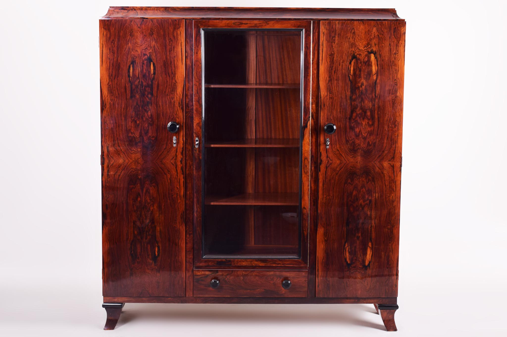 20th century Art Deco display cabinet.
Completely restored to the high gloss.
Material: Rosewood, Cocobolo.
Designed in France by Jules Leleu.