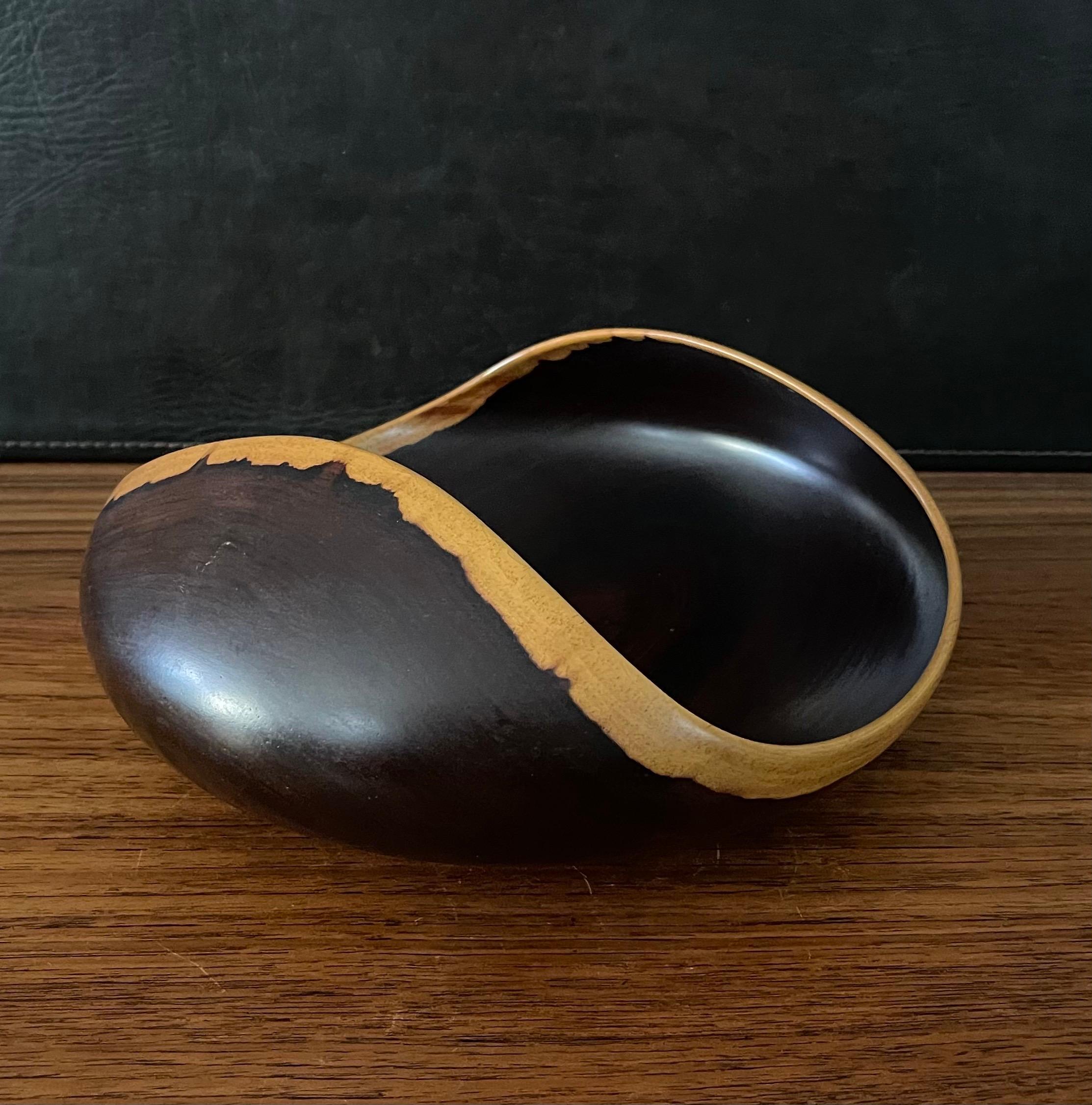 Large and rare cocobolo / rosewood solid bowl from Costa Rica, circa 1990s. The bowl is in very cood condition and measures 10.5