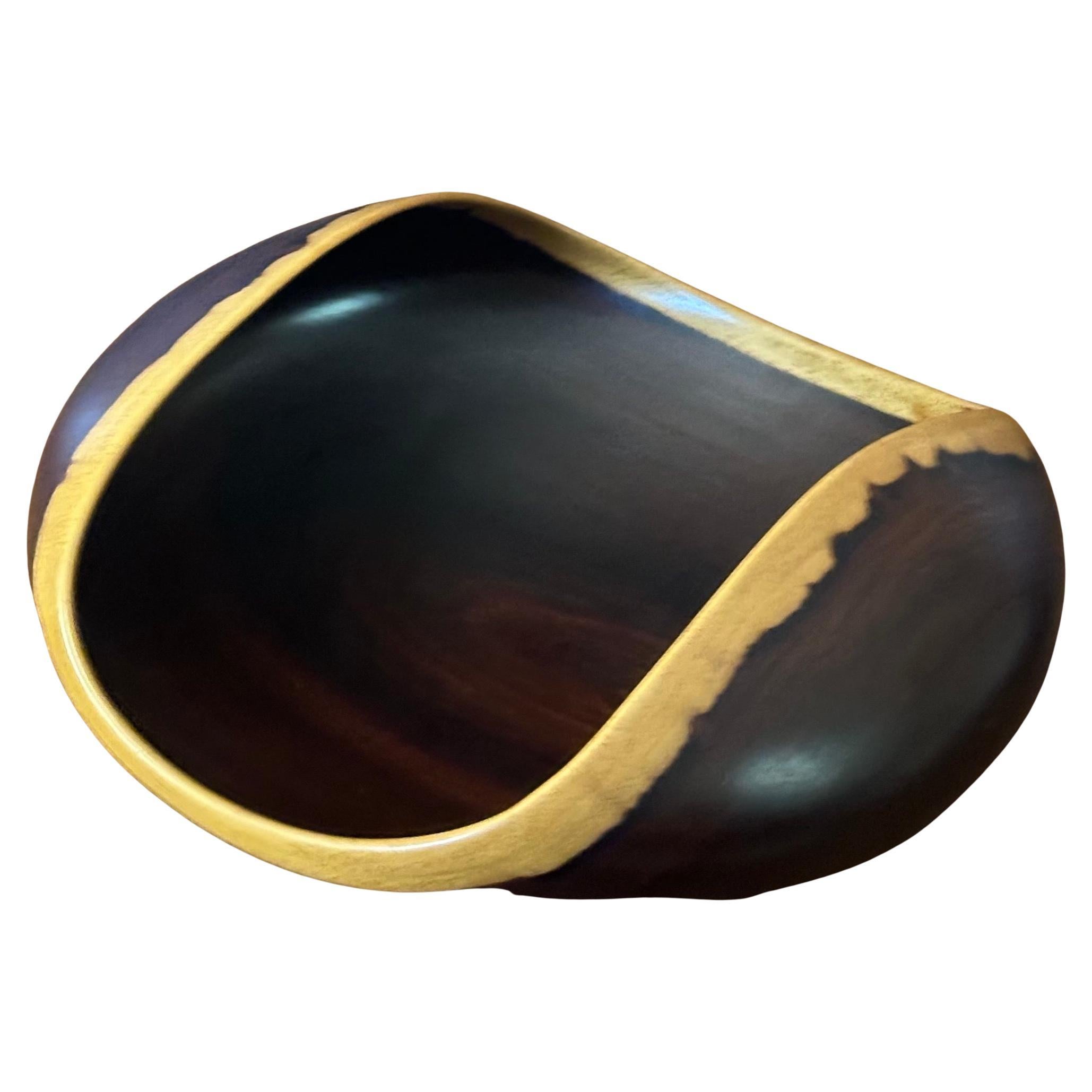 Large and rare cocobolo / rosewood solid bowl from Costa Rica, circa 1990s. The bowl is in very cood condition and measures 10.5