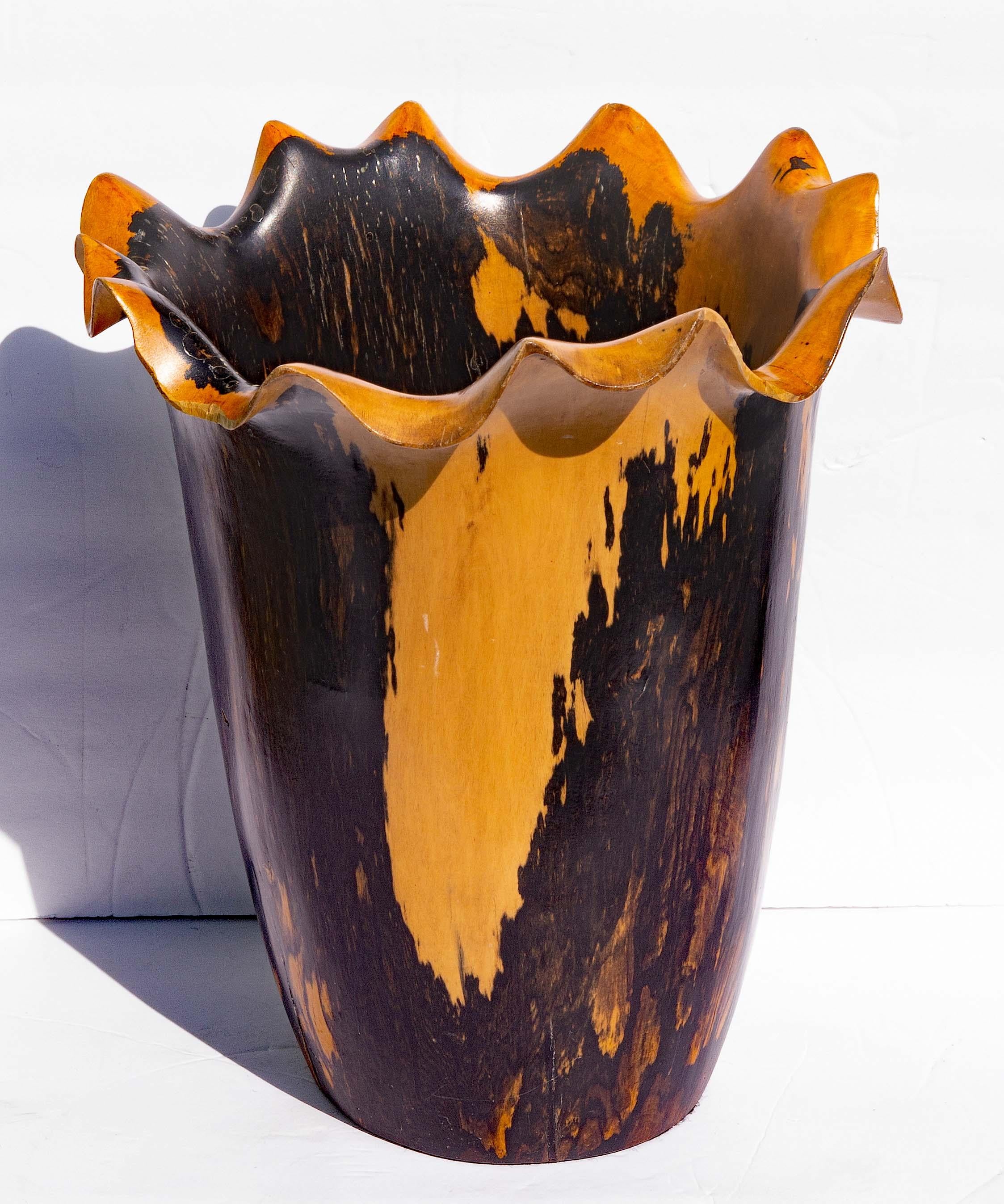 Jarrón tallado en madera de cocobolo Moderno de mediados de siglo siglo XX en venta