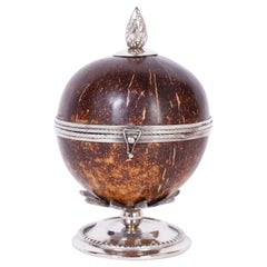 Boîte à bijoux en métal argenté et noix de coco
