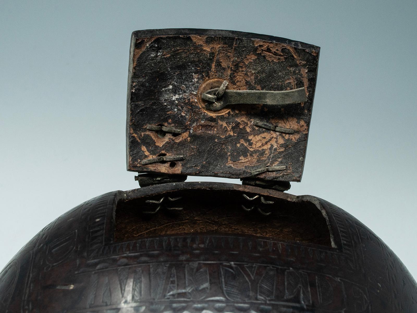 Coconut Bugbear Box/Tea Caddy by Unknown Sailor im Angebot 5