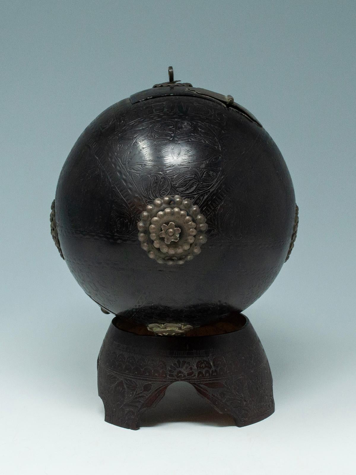 Coconut Bugbear Box/Tea Caddy by Unknown Sailor (Stammeskunst) im Angebot