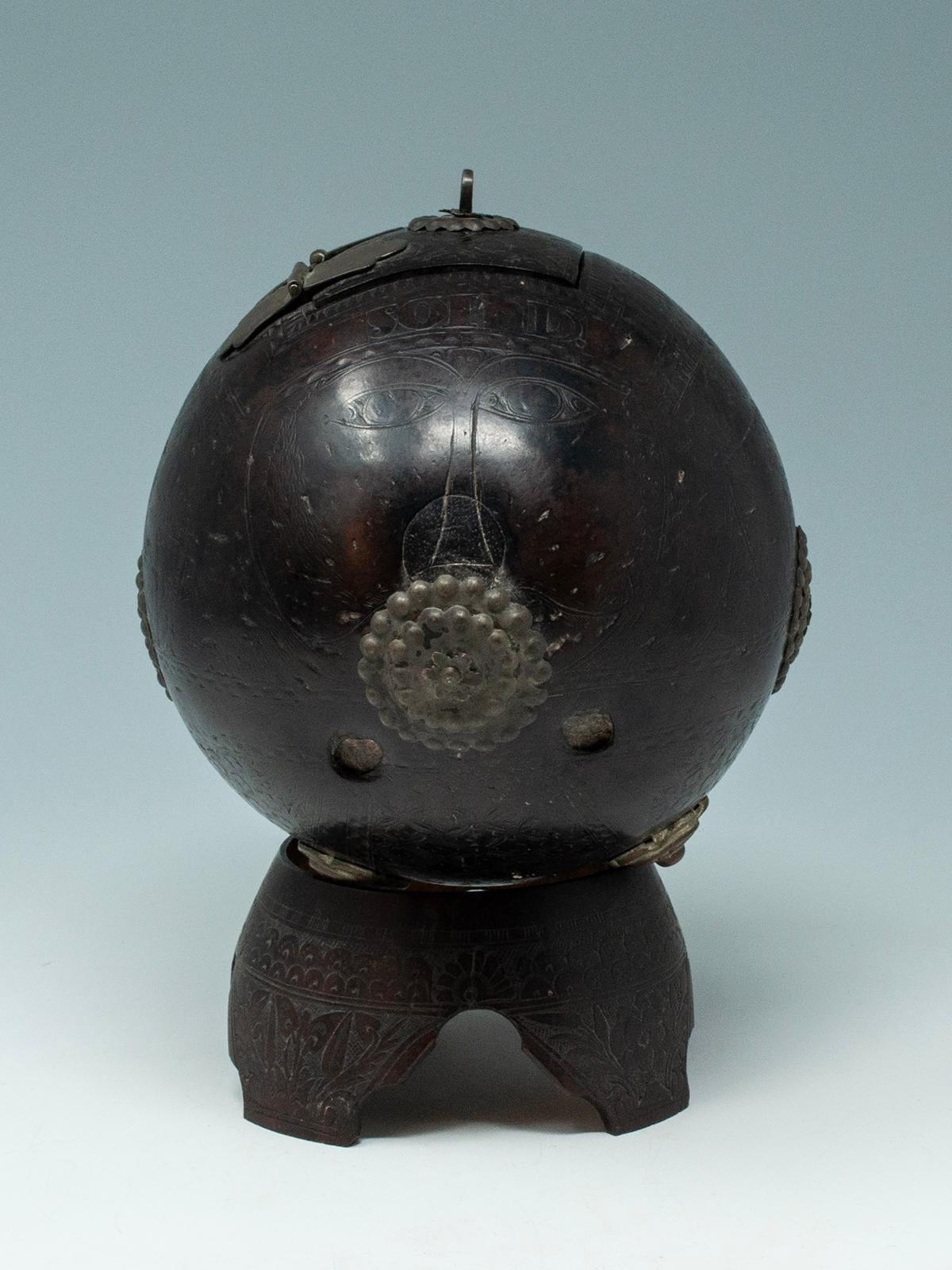 Coconut Bugbear Box/Tea Caddy by Unknown Sailor (Handbemalt) im Angebot