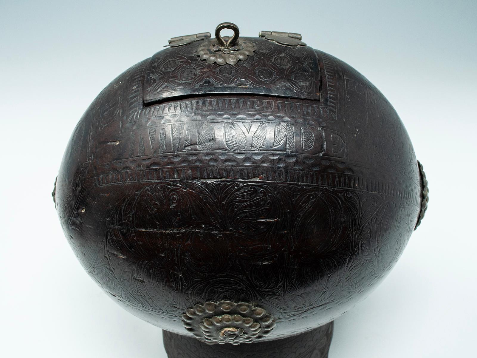 Coconut Bugbear Box/Tea Caddy by Unknown Sailor im Zustand „Gut“ im Angebot in Point Richmond, CA