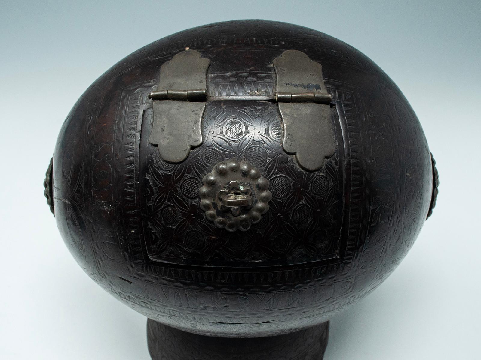 Coconut Bugbear Box/Tea Caddy by Unknown Sailor (20. Jahrhundert) im Angebot