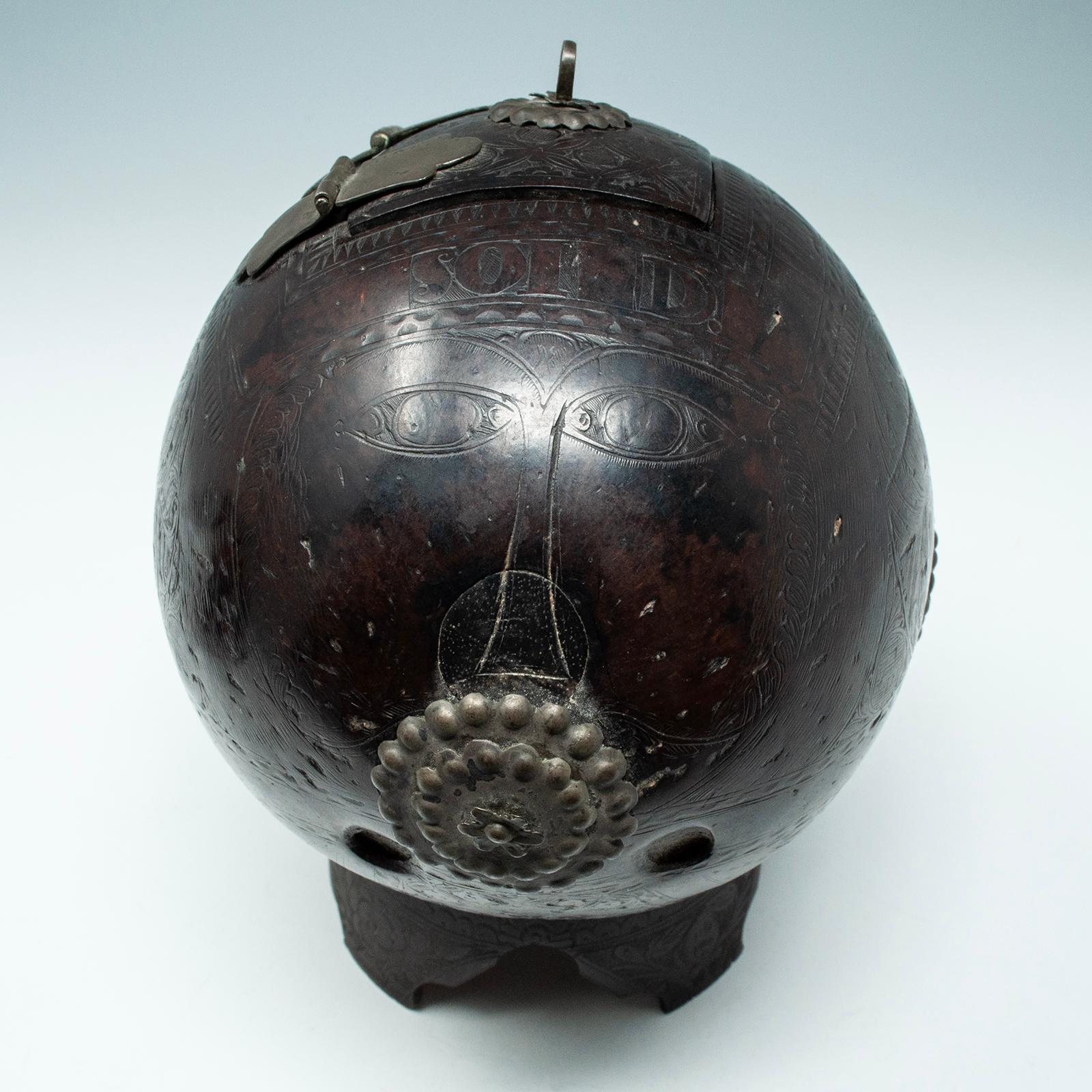 Coconut Bugbear Box/Tea Caddy by Unknown Sailor (Holz) im Angebot