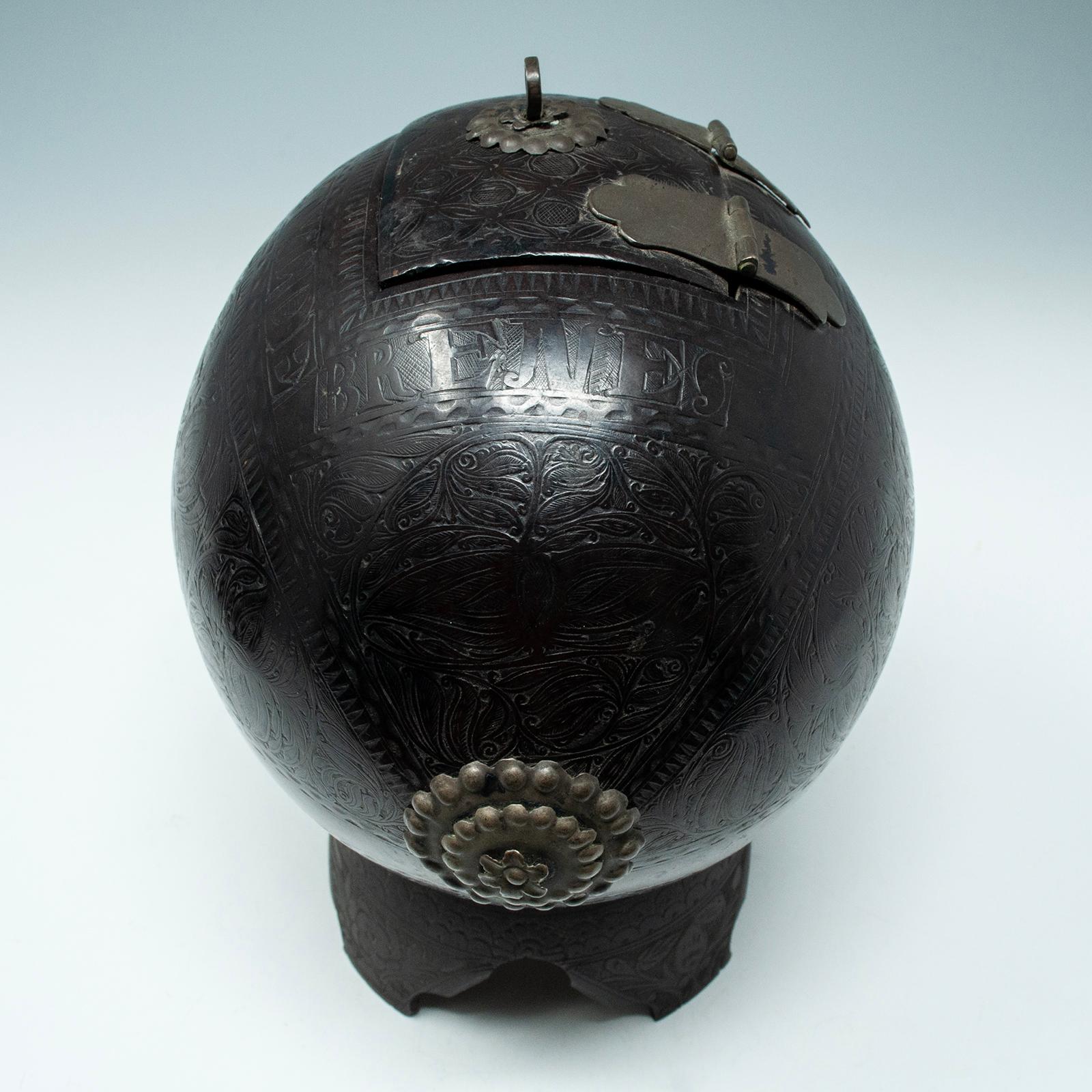 Coconut Bugbear Box/Tea Caddy by Unknown Sailor im Angebot 1