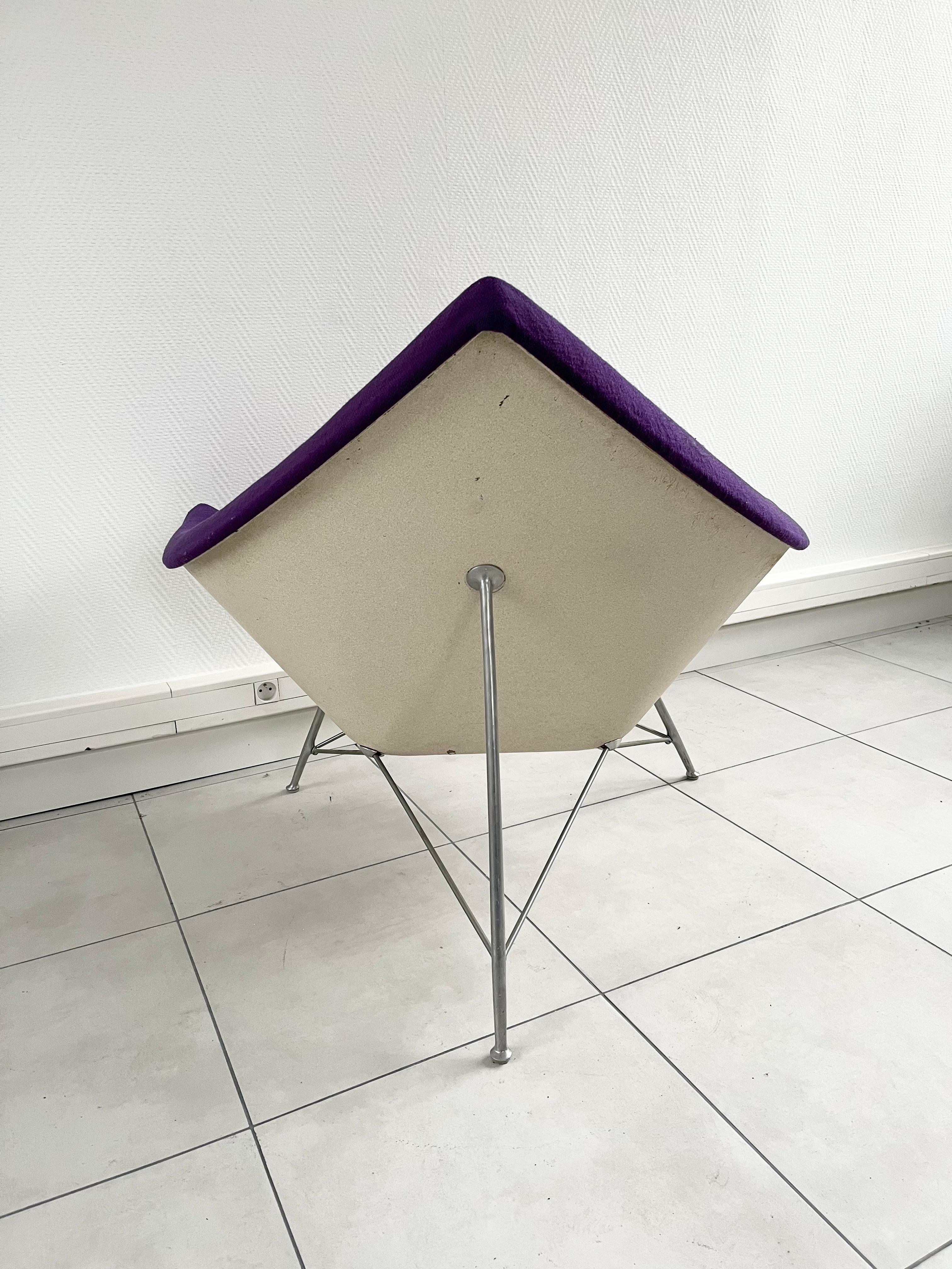 Rare prototype of the coconut chair by Georges Nelson for Herman Miller, 1955.
Fiberglass shell, welded chrome plated steel tubes, original purple fabric by Alexander Girard.
Provenance : Gallery Christine Diegoni, Paris, France.