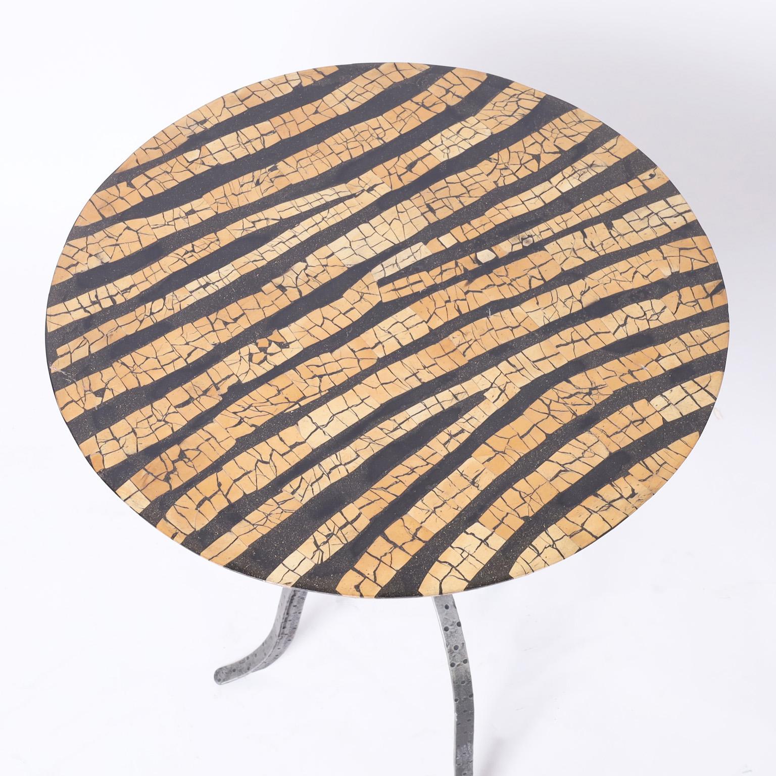 Tisch oder Ständer aus Kokosnussholz, Muschel und Eisen (Moderne) im Angebot