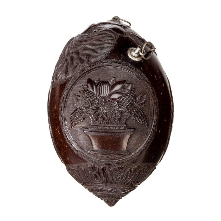 Coconut Shell “Bugbear” Powder Flask with Silver Mounts In Good Condition In Lymington, Hampshire