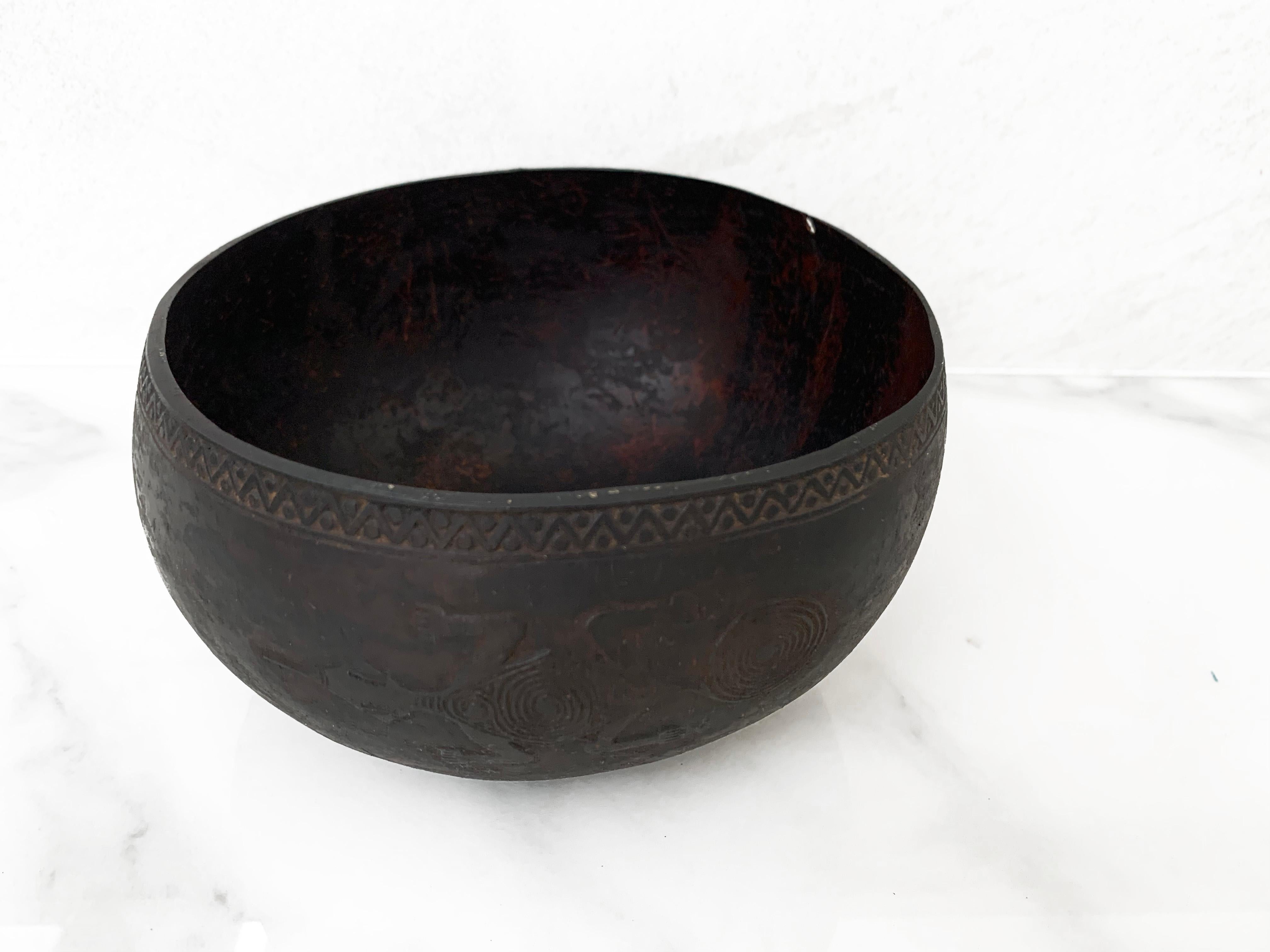 Coconut Shell Engraved Tribal Bowl from Nias, Mentawai Islands, Indonesia In Good Condition In Jimbaran, Bali