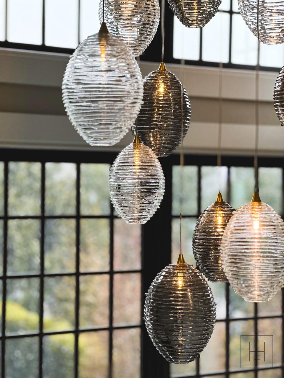 Suspensions en verre soufflé à la main. 19 pendentifs en verre sur une verrière ronde de 30