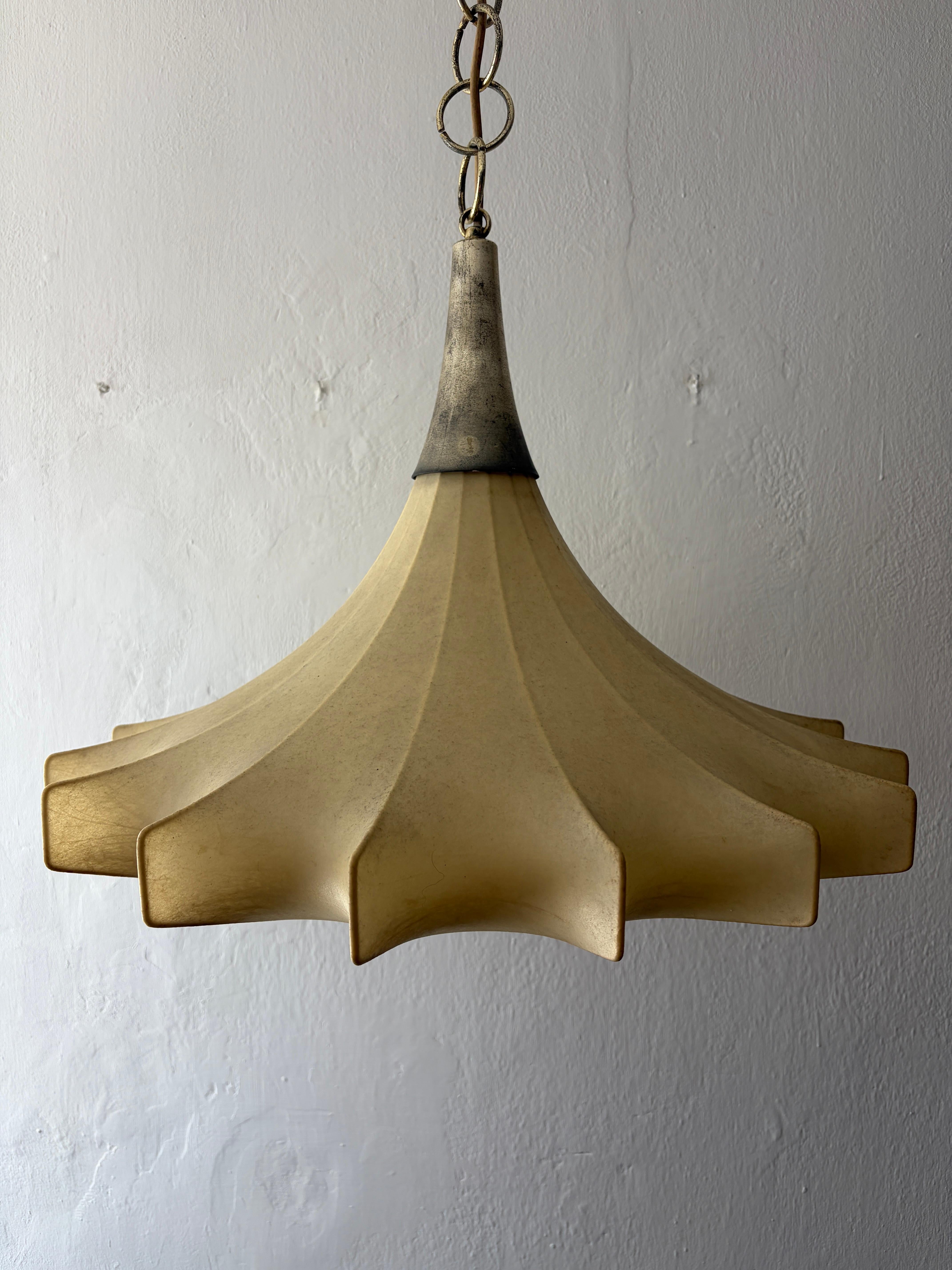Un'assoluta rarità, un raro reperto.  In tutti i miei anni di ricerca, non ho mai visto questo ciondolo a forma di bozzolo in resina in questa forma. 
Questo pezzo iconico è caratterizzato da una forma a stella con parte superiore, catena e calotta