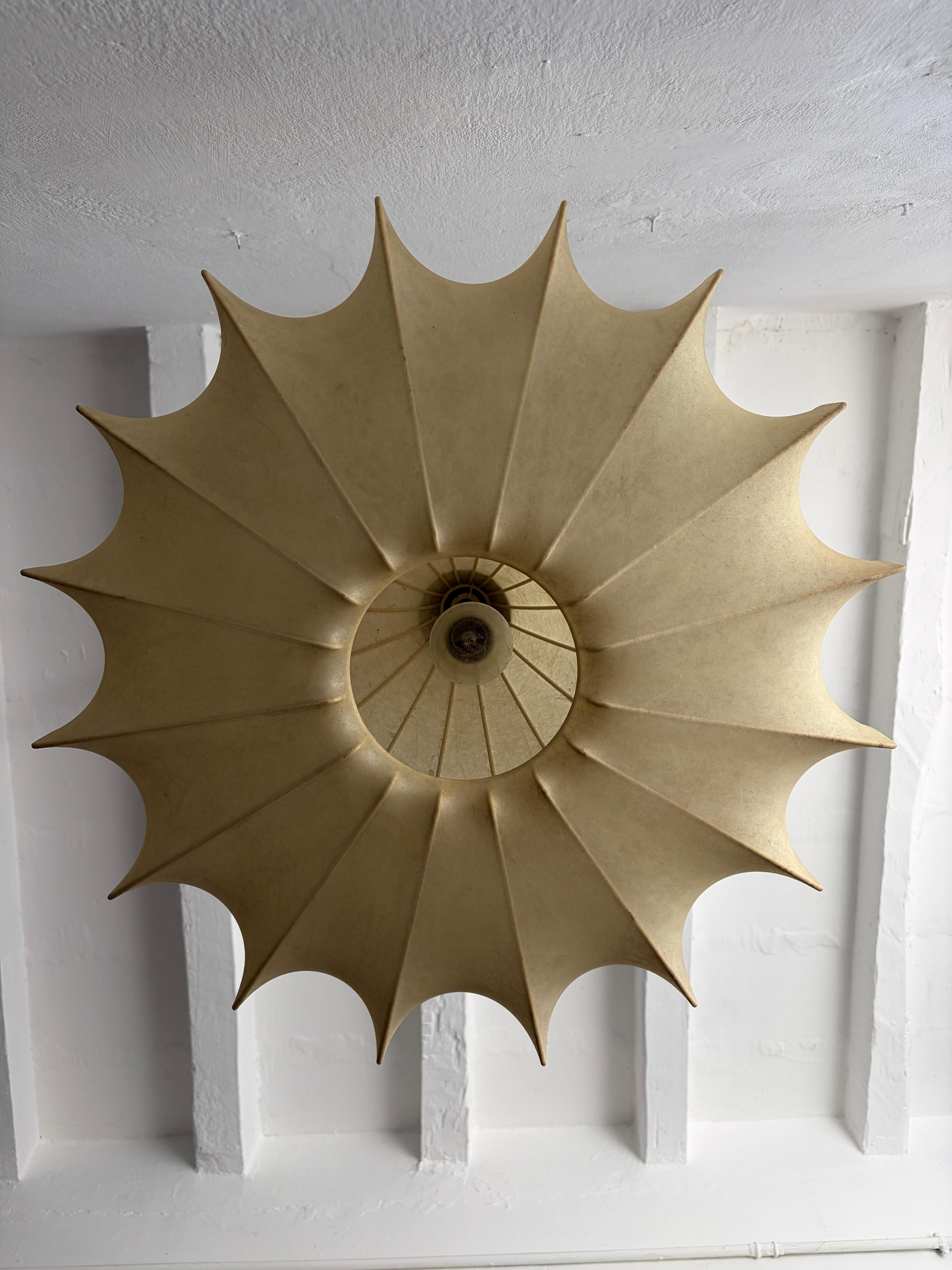 Italiano Lampadario a sospensione da soffitto Cocoon Flos Star Achille and Pier Giacomo Castiglioni in vendita