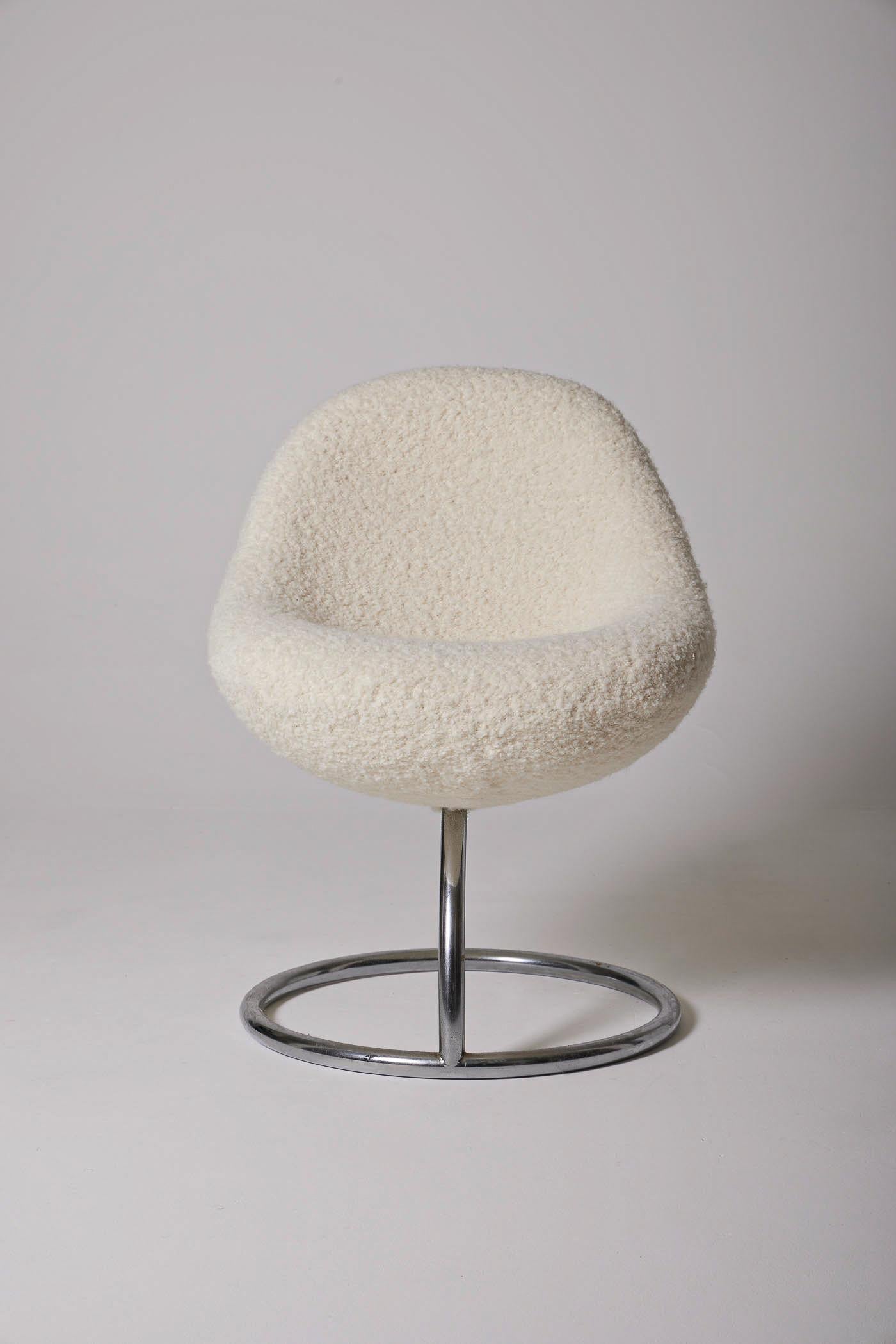 Cocoon chair featuring a bouclé fabric seat and a brushed metal base, from the 1970s. Seat reupholstered in perfect condition. Light signs of wear noted on the base.
DV347
