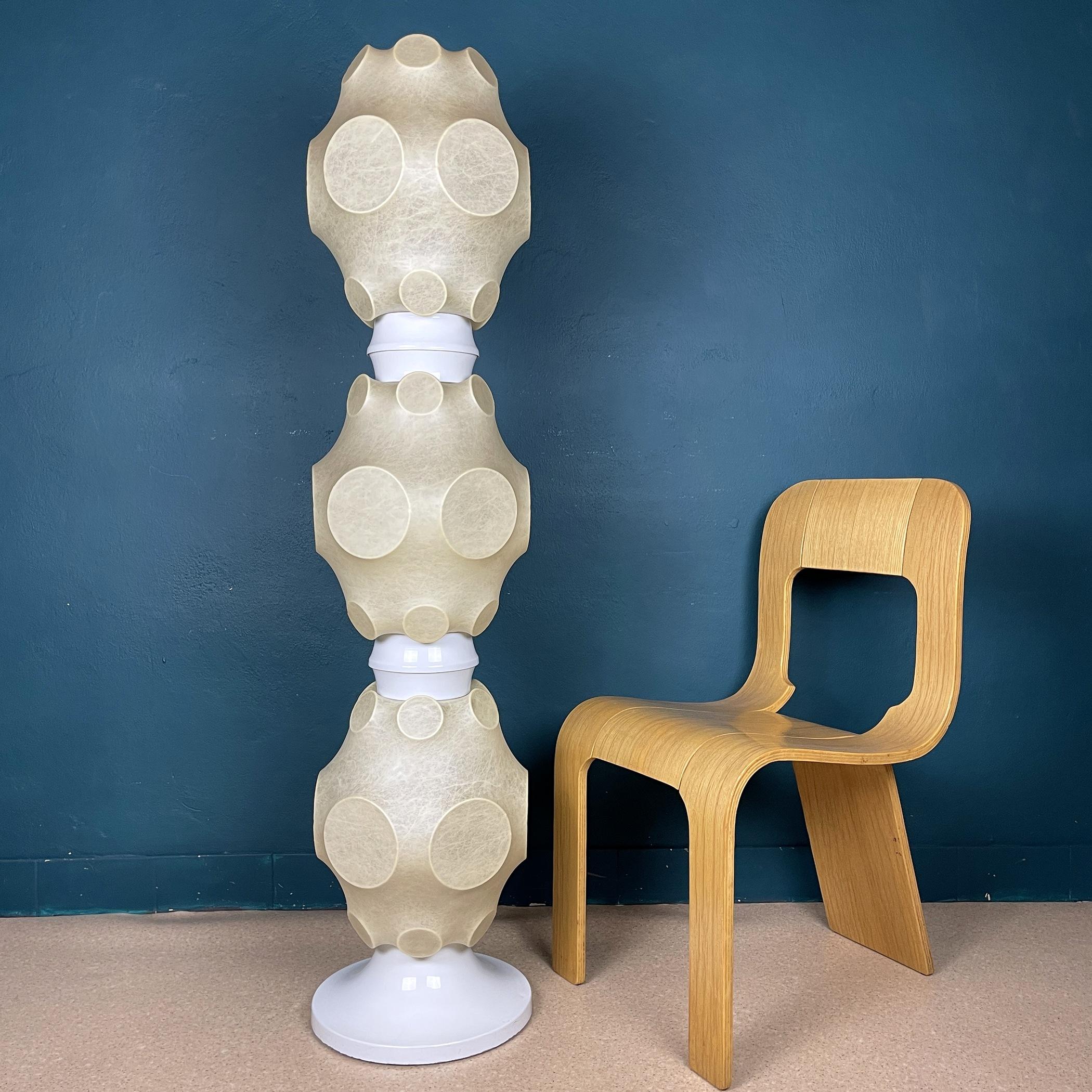 This is something truly extraordinary! This is the first time I've seen such a thing, and I've never seen anything like it. Floor lamp Cocoon made in the late 60s and early 70s in Italy. The lampshade consists of a metal frame covered with