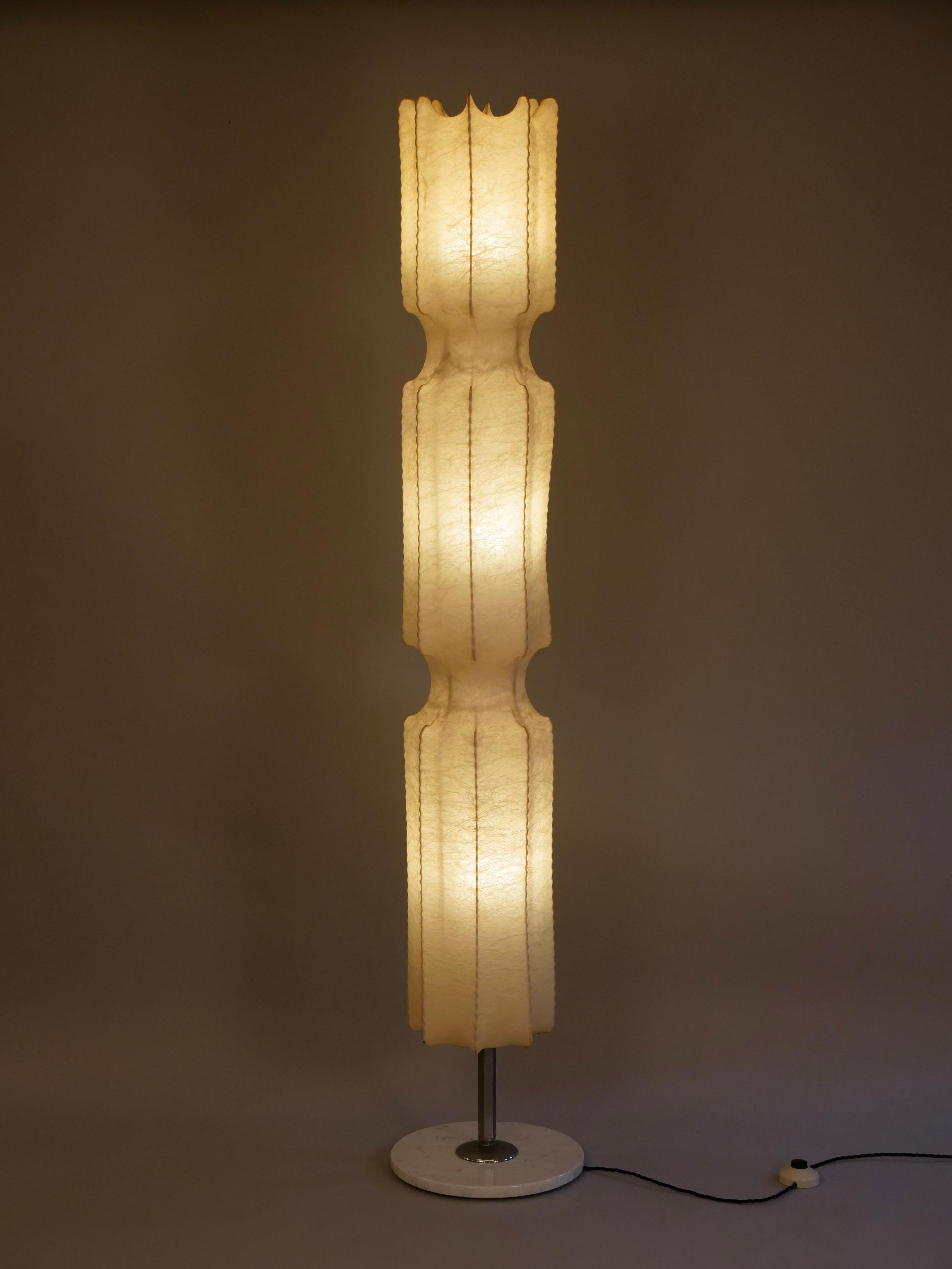 Lampada da terra a forma di bozzolo Rare Form. Italia c1960

Resina filata con base in marmo

In ottime condizioni. Pochi segni dell'età. 
piccolo strappo di 0,5 cm. 