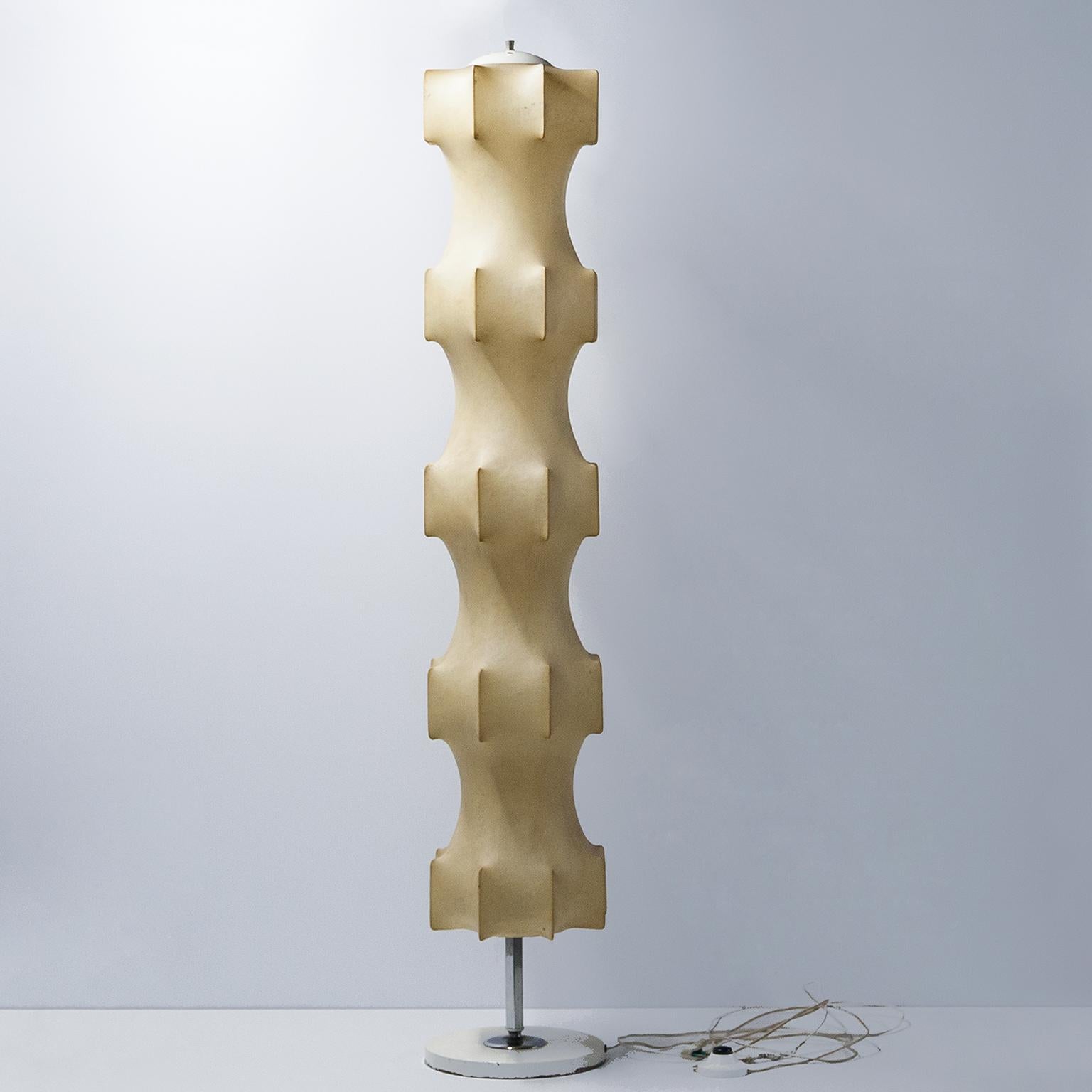 The Cocoon floor lamp is a real statement of the 1960s and is reminiscent of the iconic cocoon lamps of Achille & Pier Castiglioni . When the lamp is lit, it gives off a beautiful warm, diffused light. The shade, a plastic cover made of polymer and