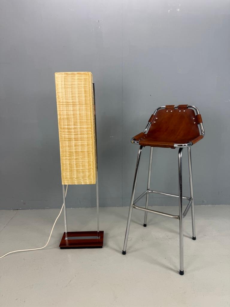 Bellissima e rara lampada da terra Cocoon di Hustadt Leuchten, Germania. Un design minimalista con un uso intrigante dei materiali. Il paralume è in fibra di vetro scolpita molto particolare, l'apparecchio è cromato e ha una base in legno dai colori