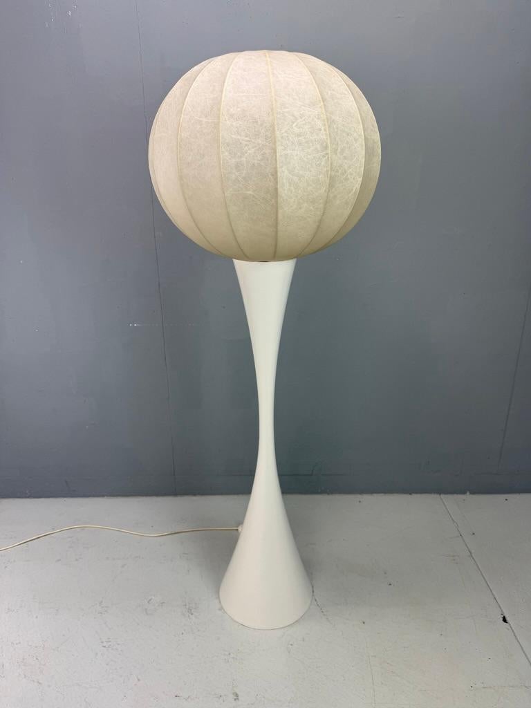 Le lampadaire Cocoon est d'une beauté époustouflante. Lampe très rare et donc unique. Ce lampadaire est plein d'élégance et d'atmosphère, il est tout simplement enchanteur. Nous avons trouvé cette lampe en très mauvais état, mais nous avons pensé