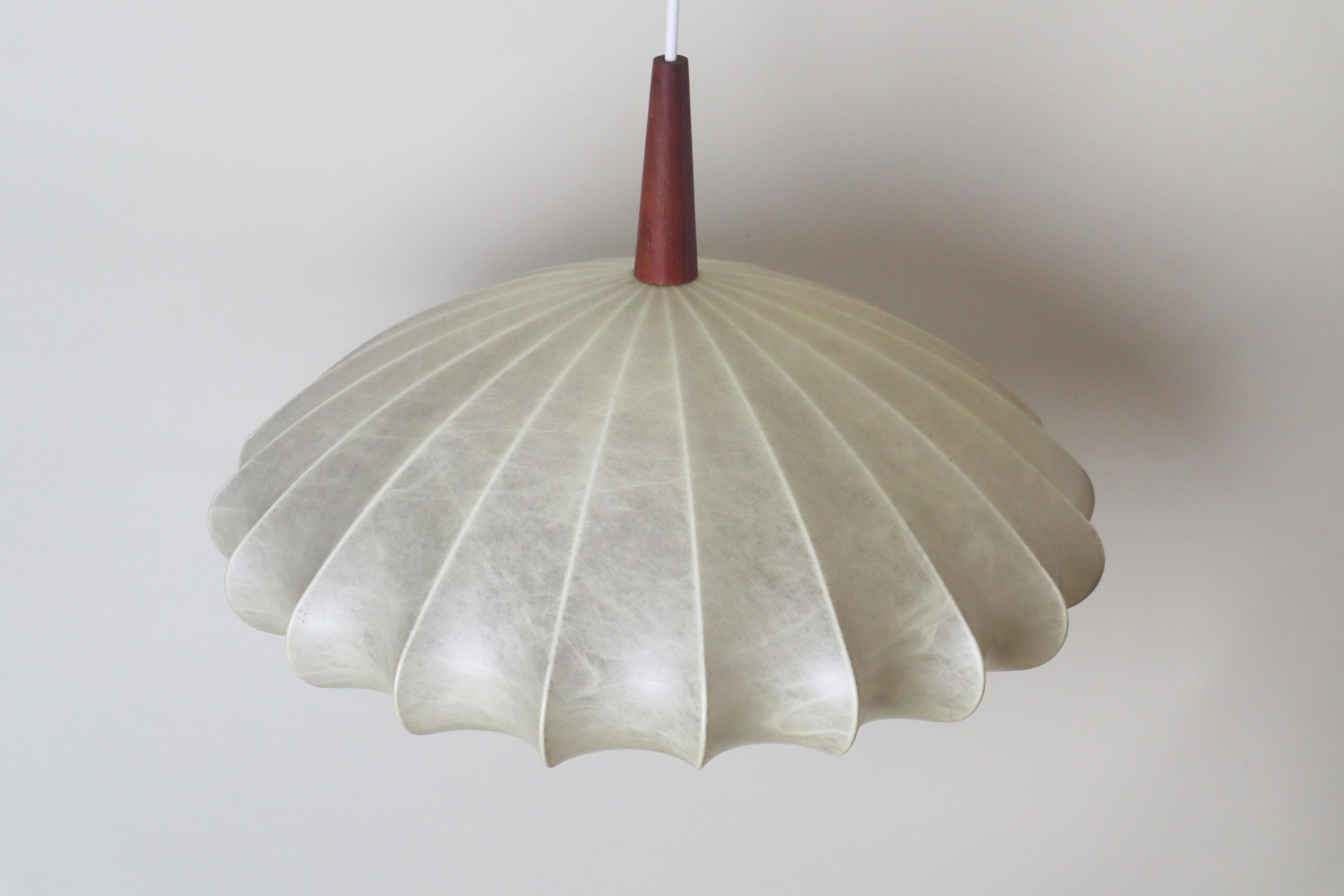 Cocoon Flower Pendant Lamp Attributed To Goldkant Friedel Brauer Bon état - En vente à Hannover, DE