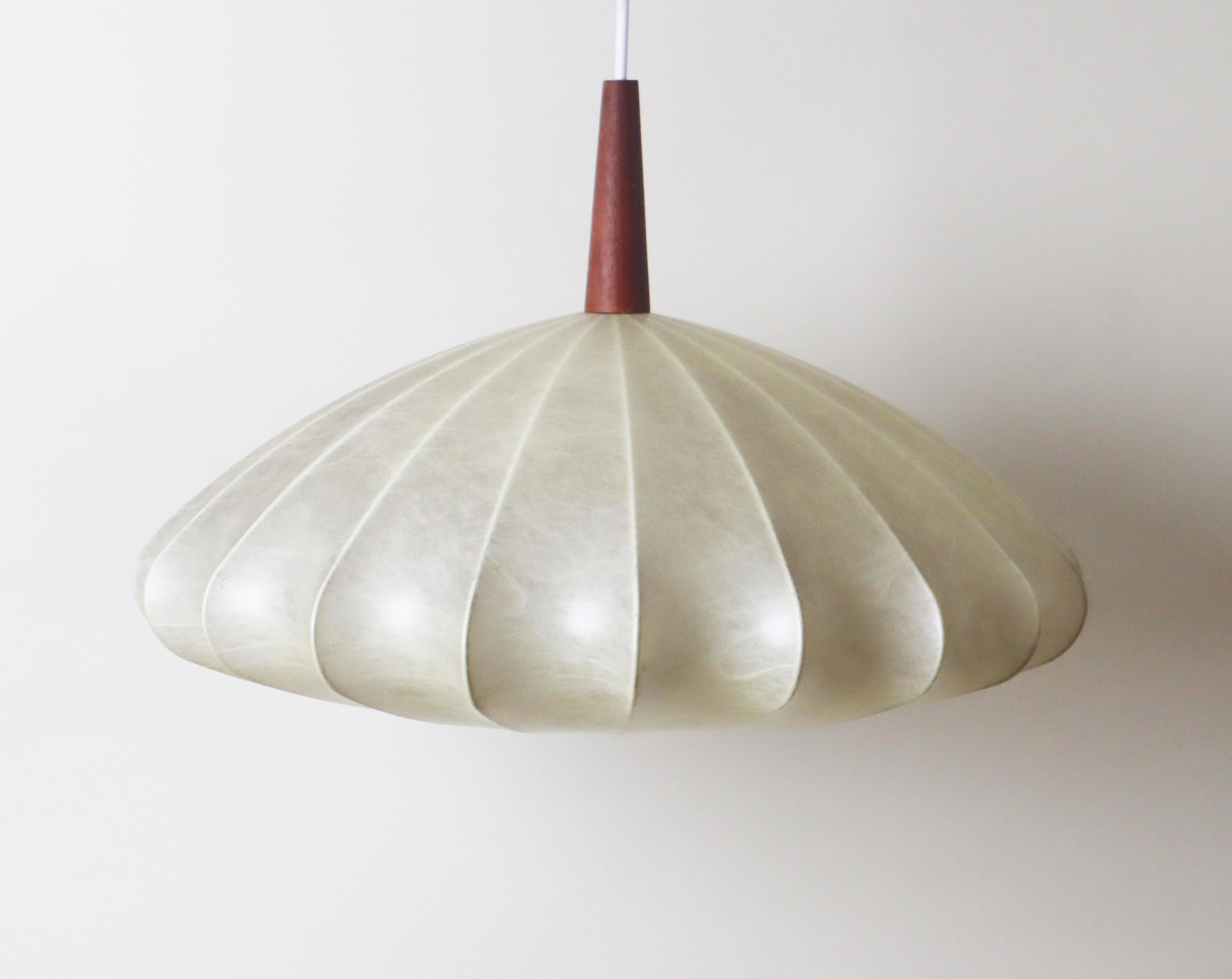 Milieu du XXe siècle Cocoon Flower Pendant Lamp Attributed To Goldkant Friedel Brauer en vente