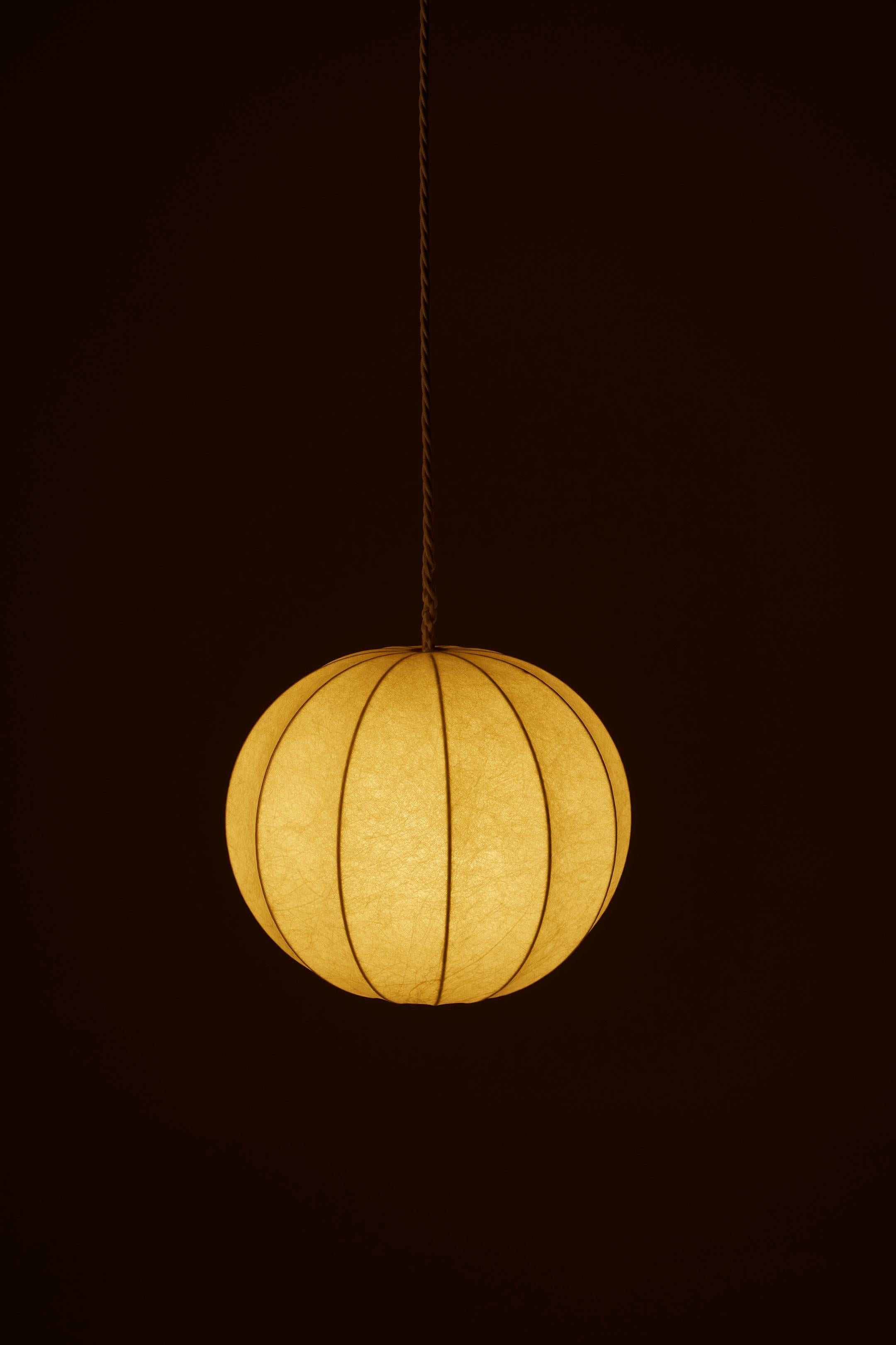 Cocoon Goldkant Leuchten pendant light In Good Condition For Sale In PARIS, FR