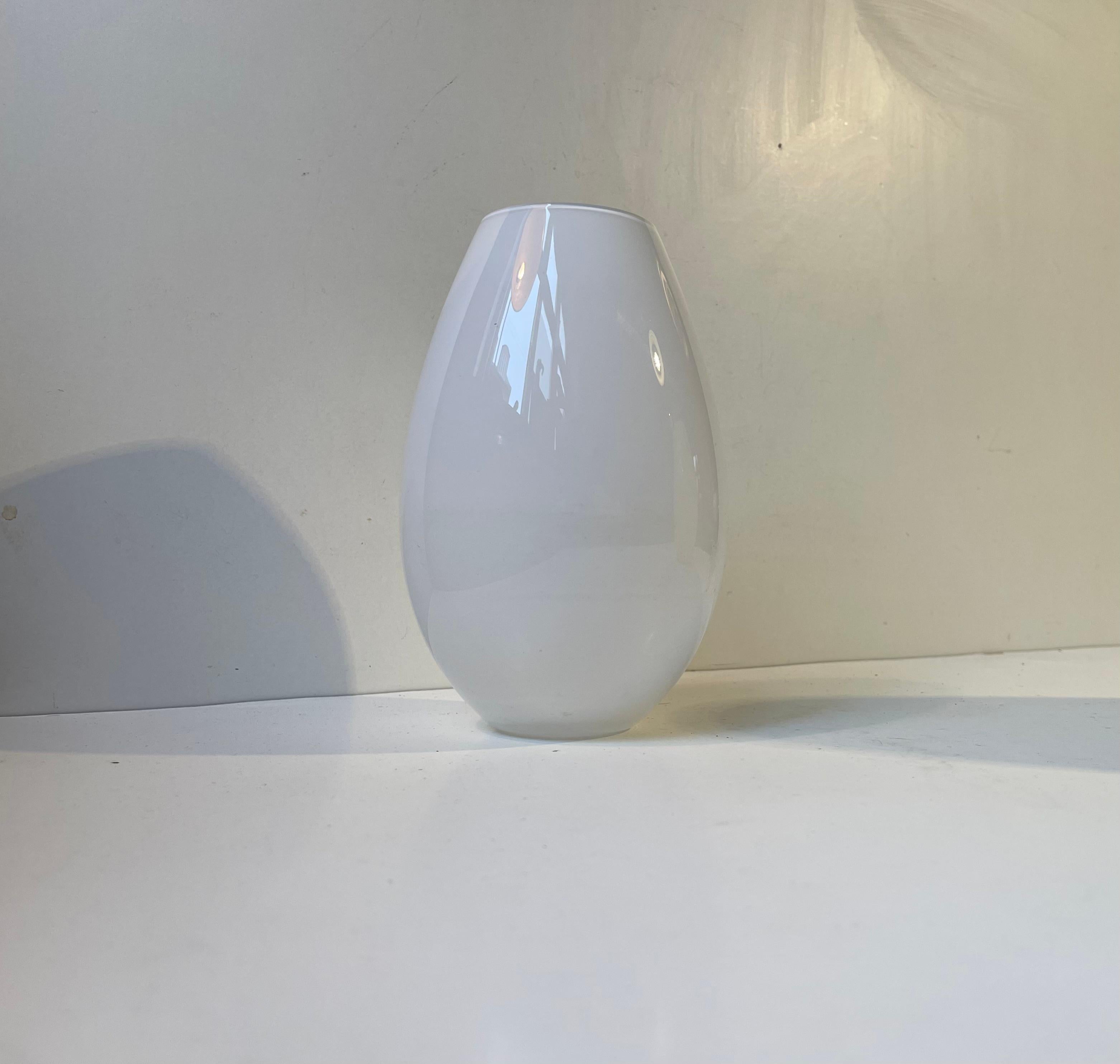 Moderno Cocoon - Vasi in vetro opalino verde e bianco di Peter Svarrer per Holmegaard in vendita