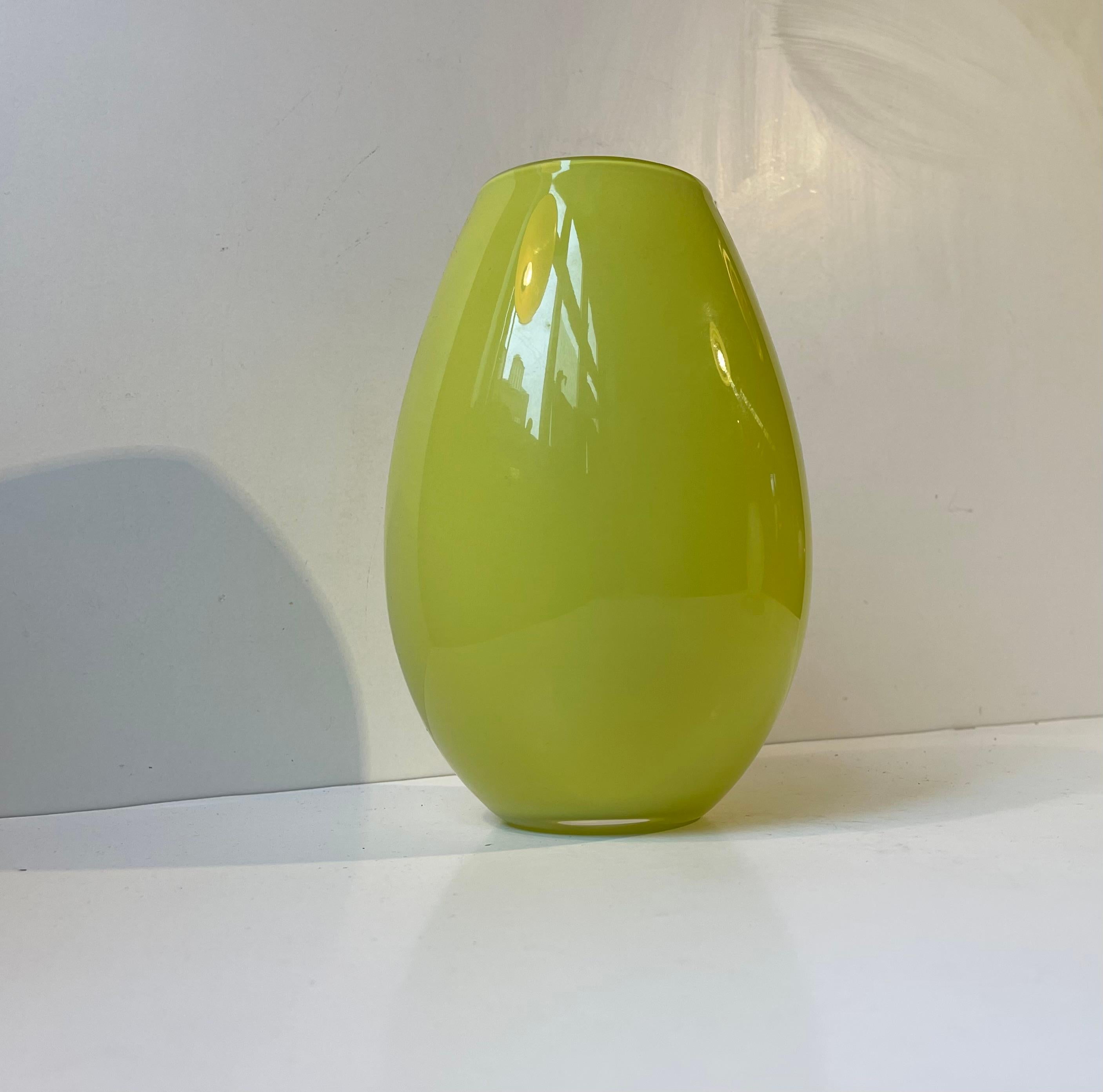 Danese Cocoon - Vasi in vetro opalino verde e bianco di Peter Svarrer per Holmegaard in vendita