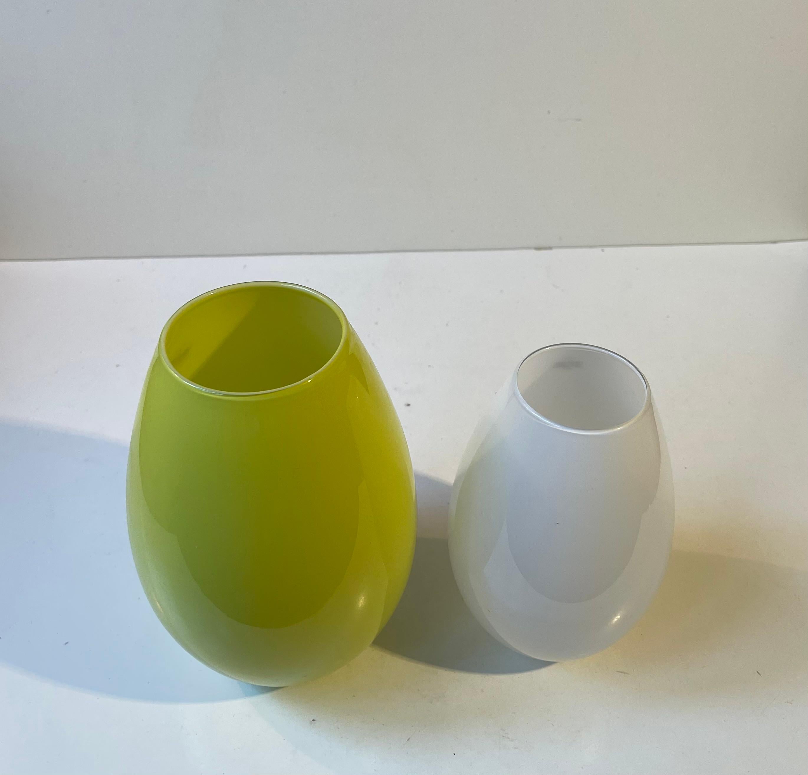 Cocoon - Vasi in vetro opalino verde e bianco di Peter Svarrer per Holmegaard In condizioni buone in vendita a Esbjerg, DK