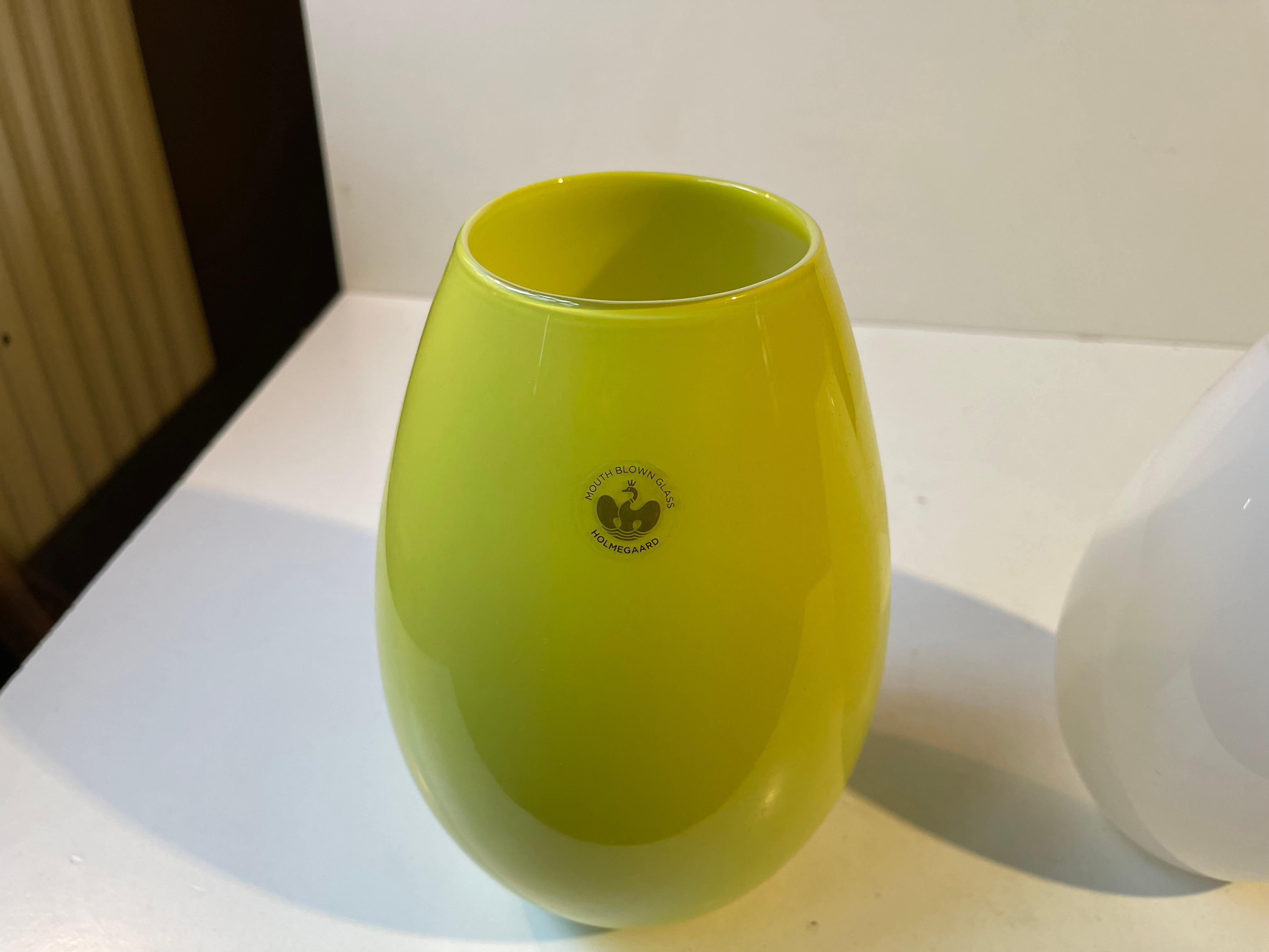 Fine XX secolo Cocoon - Vasi in vetro opalino verde e bianco di Peter Svarrer per Holmegaard in vendita