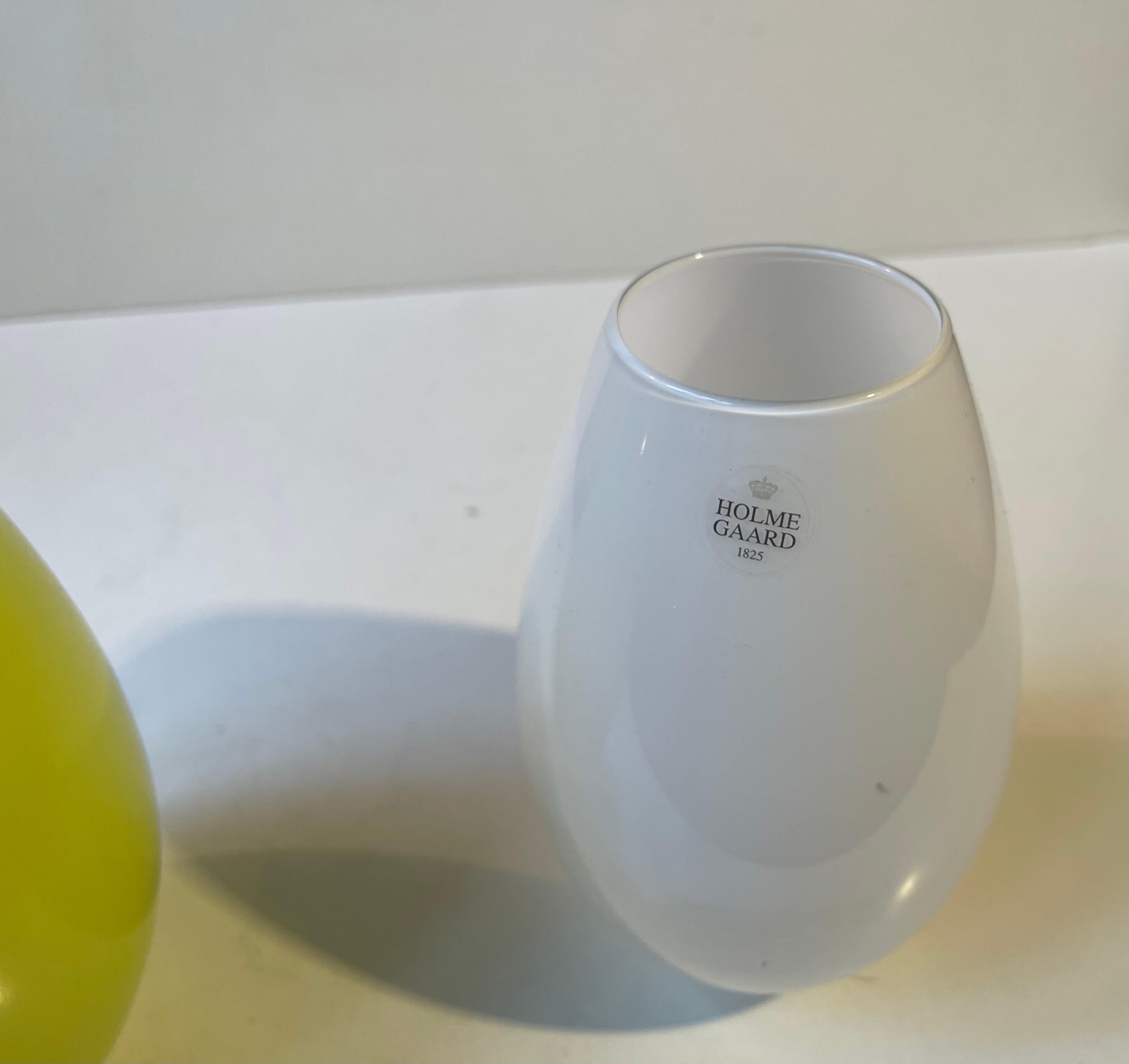 Vetro opalino Cocoon - Vasi in vetro opalino verde e bianco di Peter Svarrer per Holmegaard in vendita