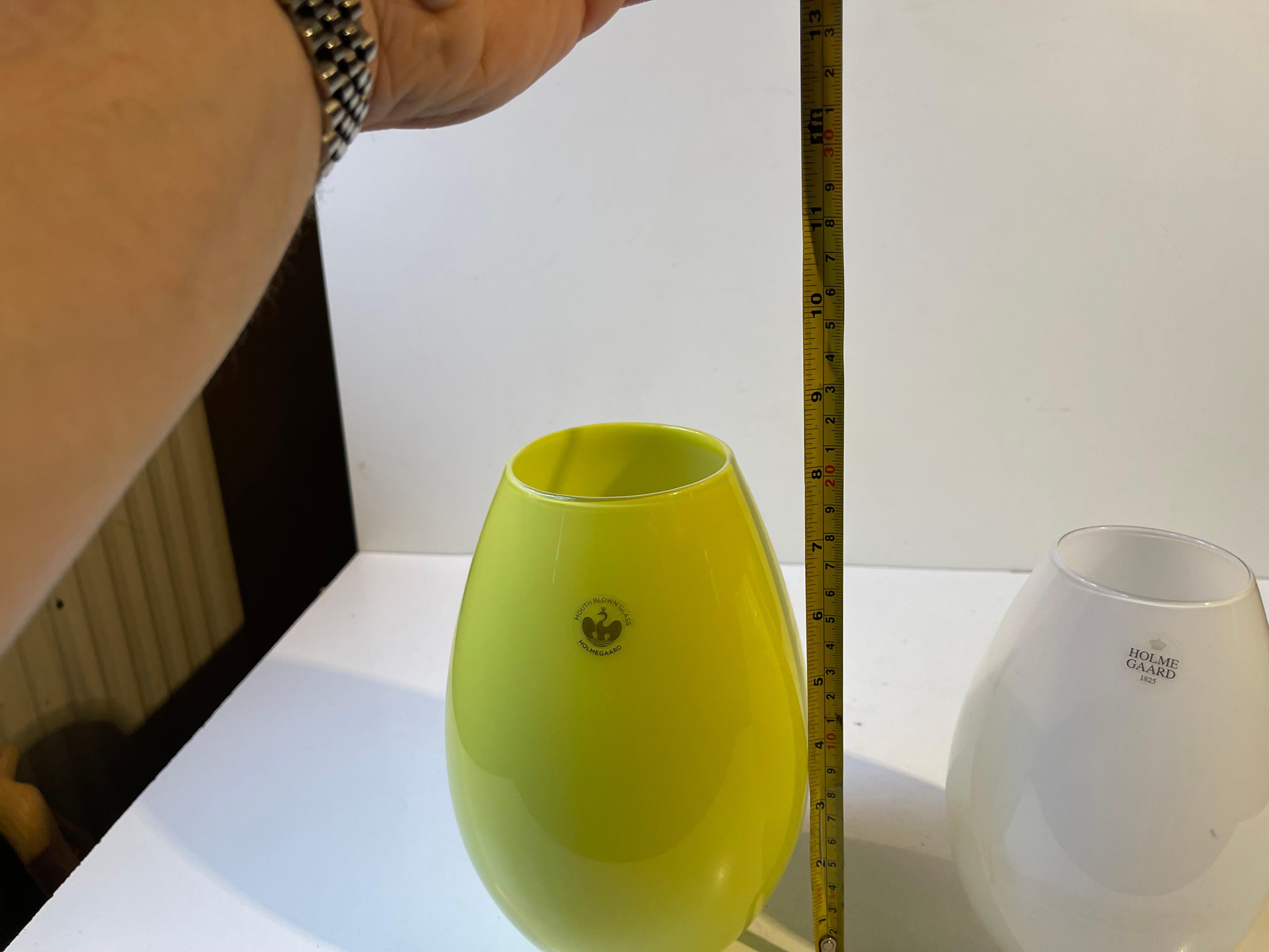 Cocoon - Vasi in vetro opalino verde e bianco di Peter Svarrer per Holmegaard in vendita 1