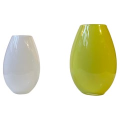 Cocoon - Vases en verre opalin vert et blanc par Peter Svarrer pour Holmegaard