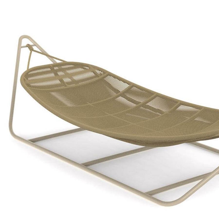 Hammac Cocoon avec structure en aluminium en beige
finition recouverte de cordes tressées en structure beige, avec 
Coussin long blanc pour le corps en tissu d'extérieur en finition blanche.