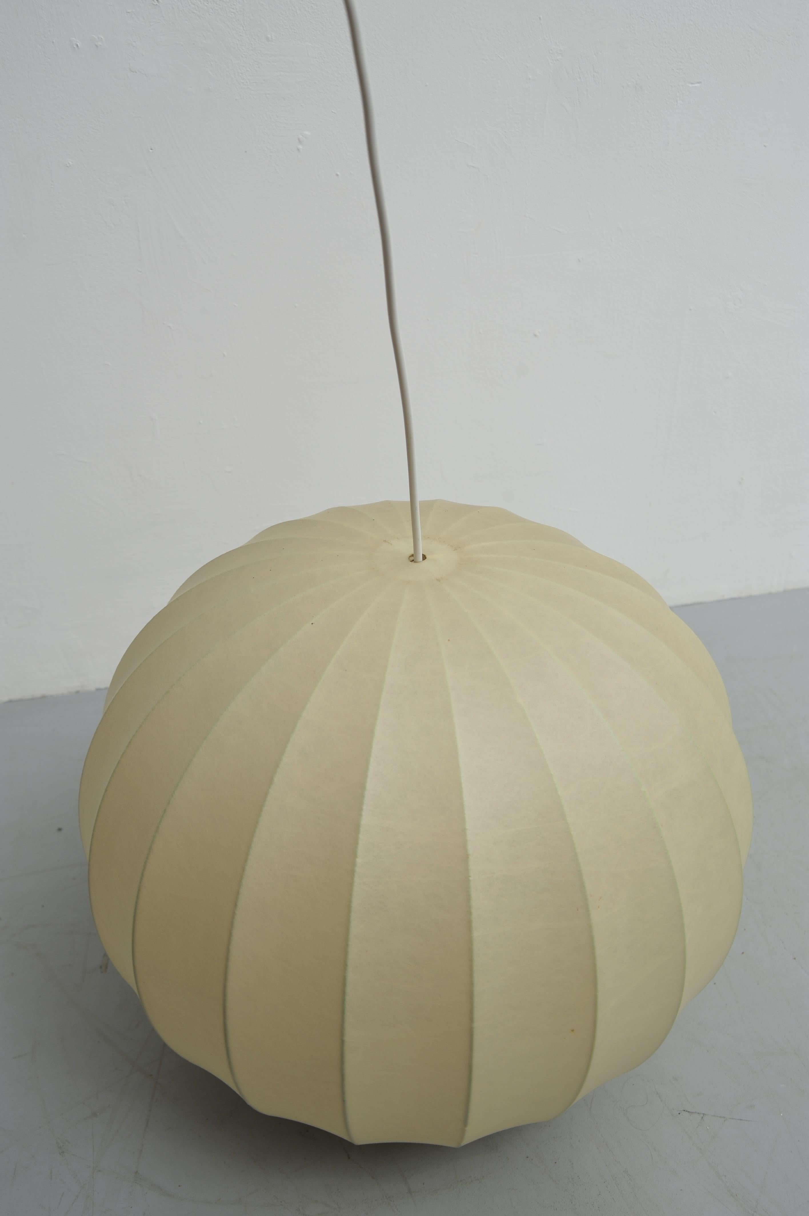 Cocoon Hängelampe Cremeweiß 1960 In Good Condition In Wiesbaden, DE