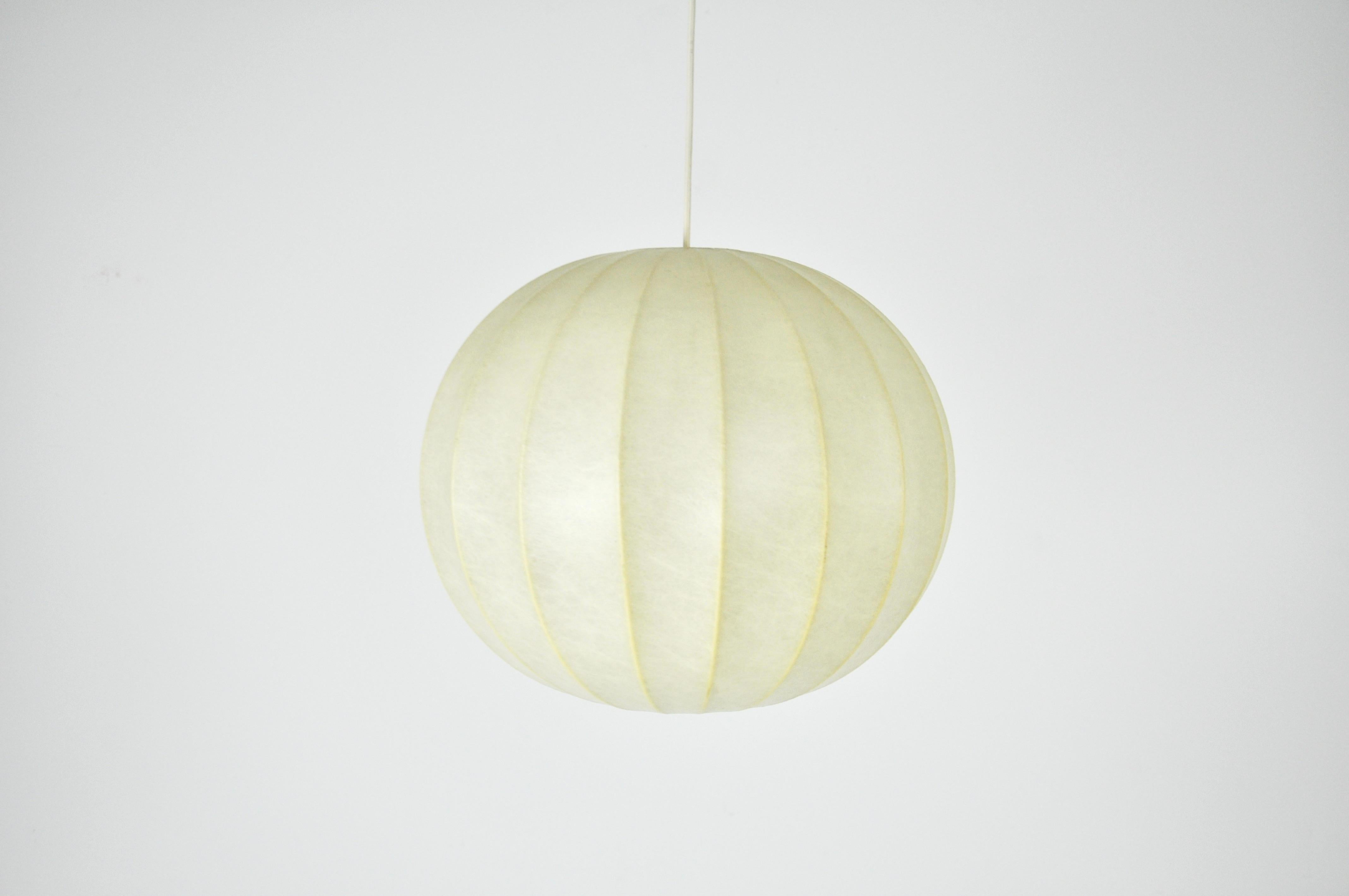 Lampada a sospensione in metallo e resina. Altezza massima con cavo: 73 cm. Buone condizioni. Usura dovuta al tempo e all'età della lampada.
Per la spedizione, richiedici di ricevere il miglior prezzo.