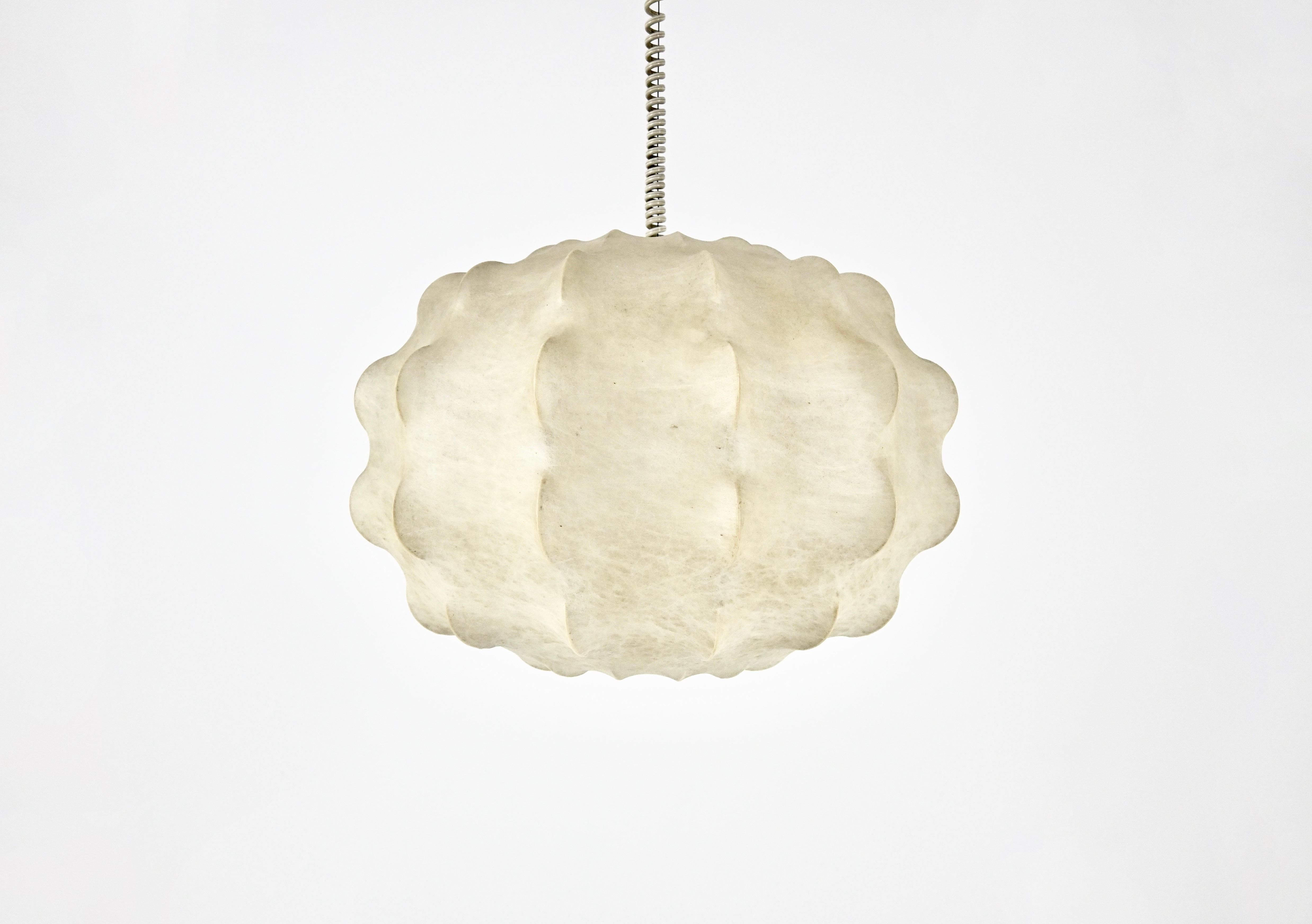 Lampada a sospensione in resina e metallo di Achille Castiglioni per Flos degli anni '60. Altezza massima con cavo: 77 cm. Buone condizioni. Usura dovuta al tempo e all'età della lampada.
PER LA SPEDIZIONE, RICHIEDICI DI RICEVERE IL MIGLIOR PREZZO