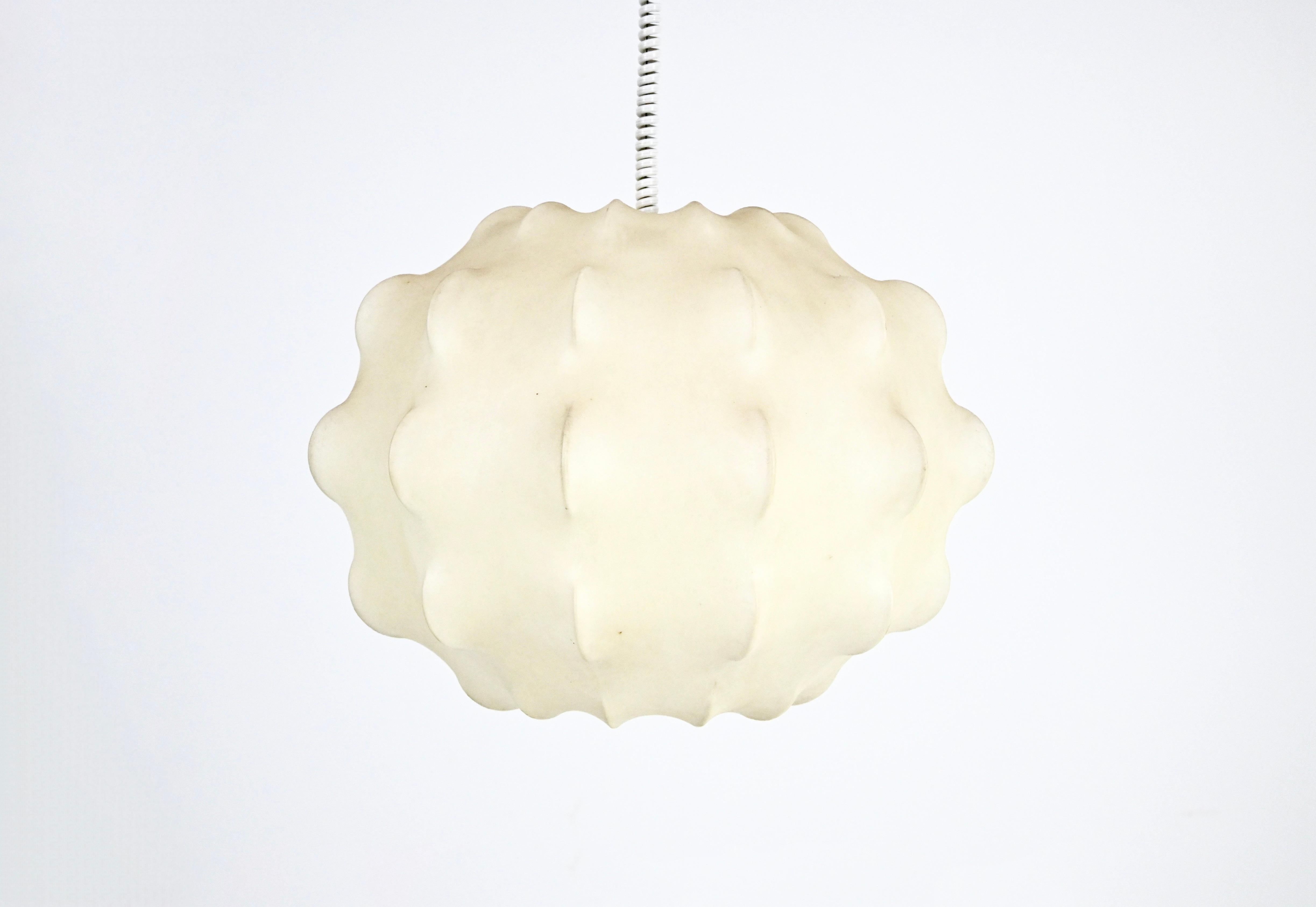 Suspension en résine et métal d'Achille Castiglioni pour Flos dans les années 1960. Hauteur Maximum avec le câble : 84 cm. Bon état. Usure due au temps et à l'âge de la lampe.
POUR L'EXPÉDITION, NOUS CONSULTER POUR OBTENIR LE MEILLEUR PRIX